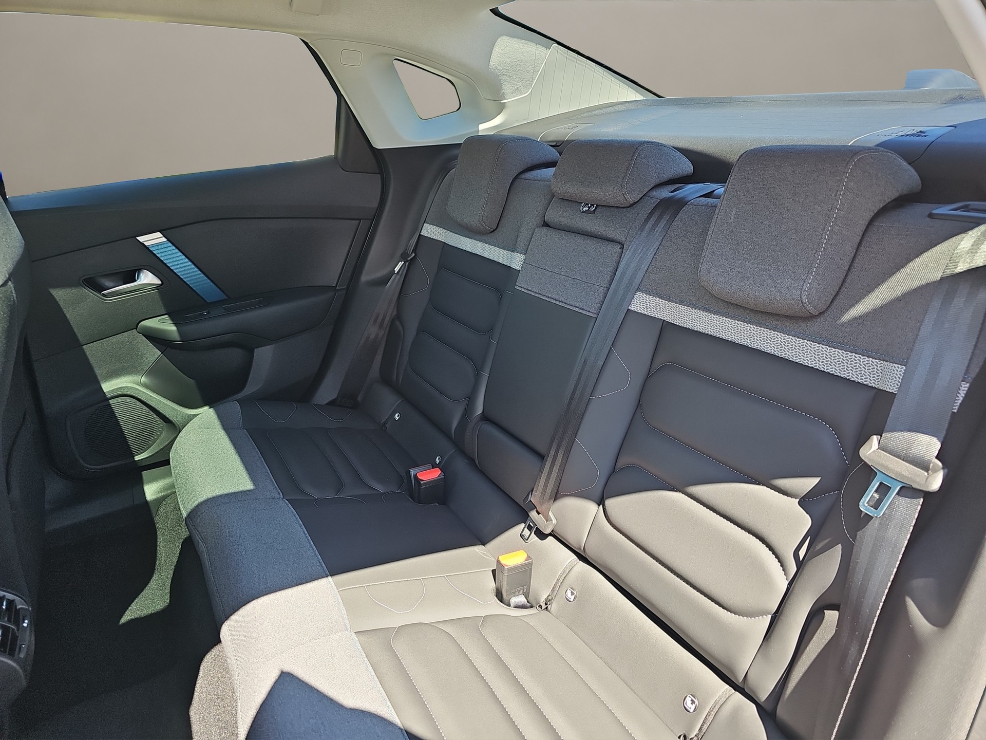 CITROEN C4 X 100 kW Shine-image-12