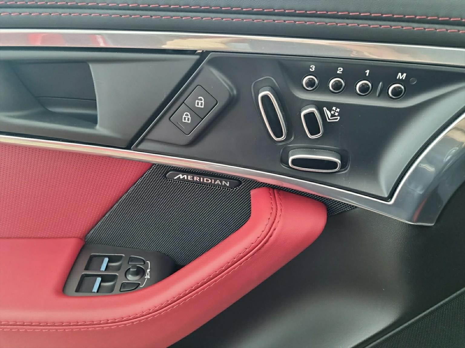 JAGUAR F-Type Coupé 5.0 V8 R75 AWD-image-12