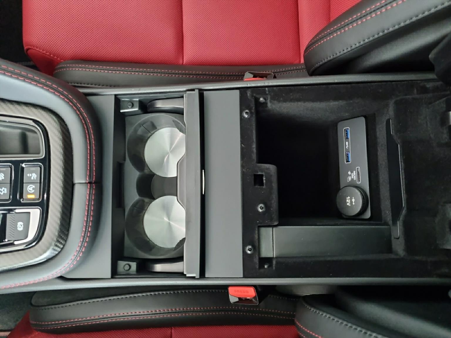 JAGUAR F-Type Coupé 5.0 V8 R75 AWD-image-9
