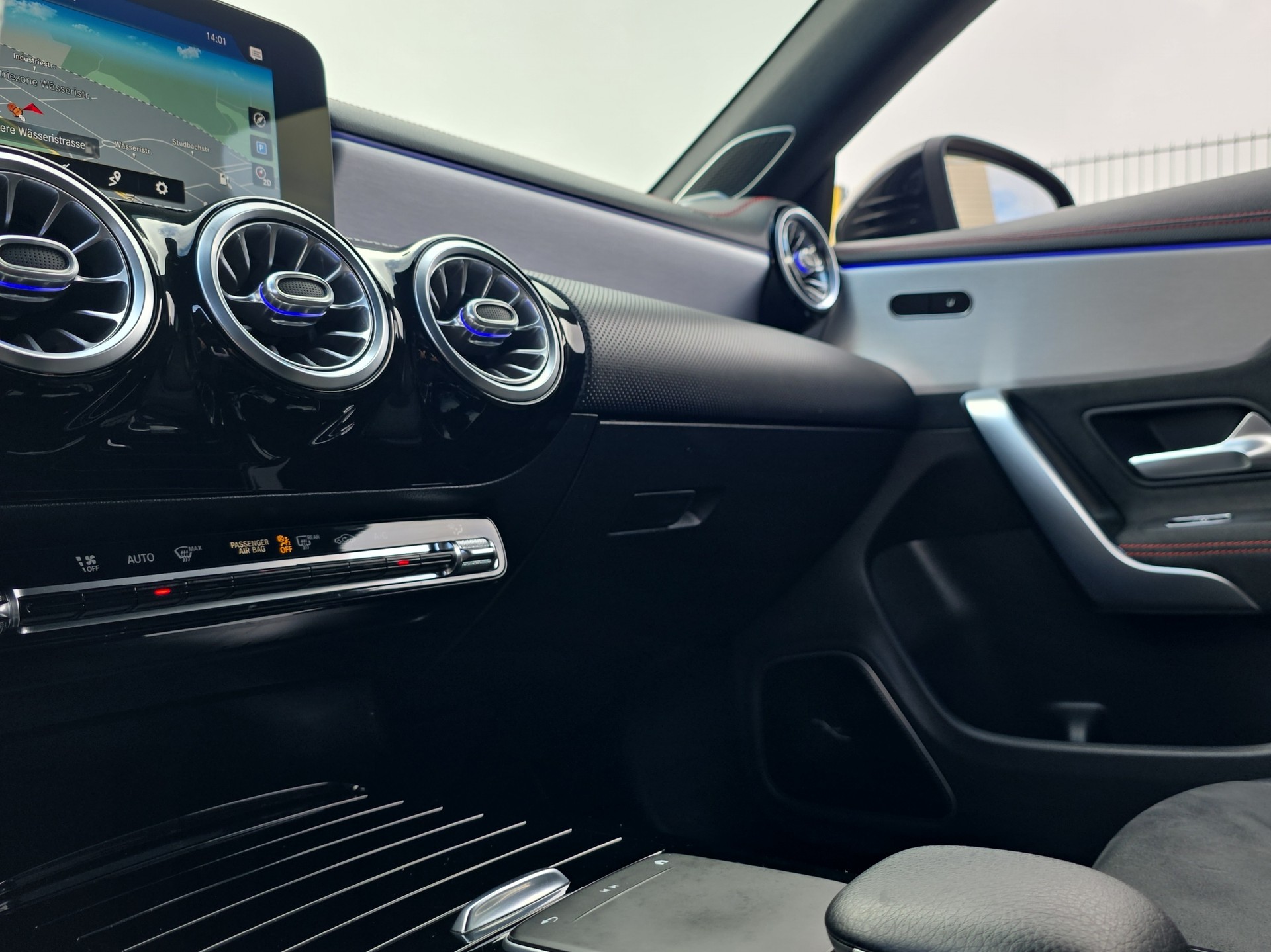 MERCEDES-BENZ CLA Shooting Brake 200 d 4Matic AMG Line-image-15