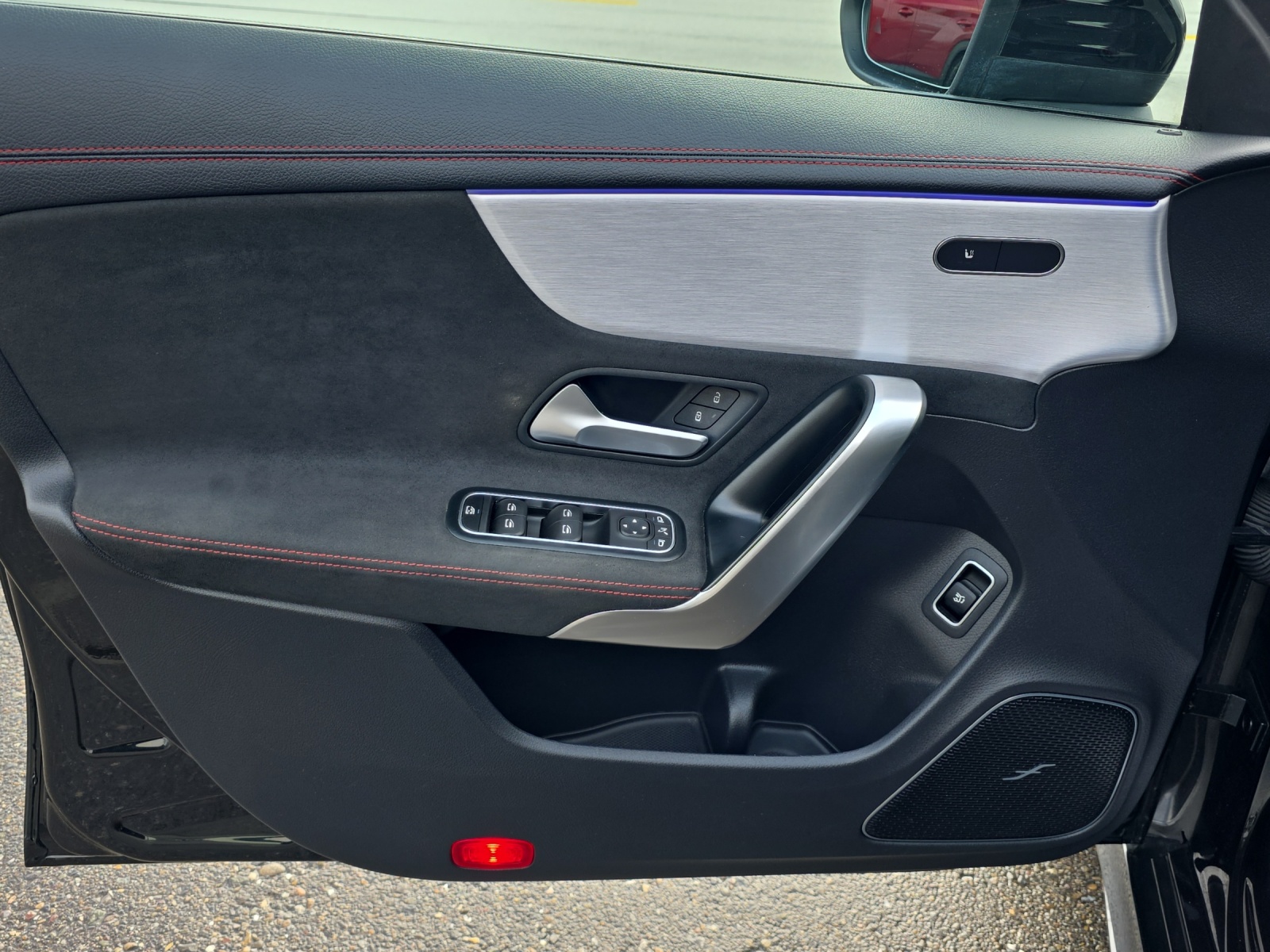MERCEDES-BENZ CLA Shooting Brake 200 d 4Matic AMG Line-image-12
