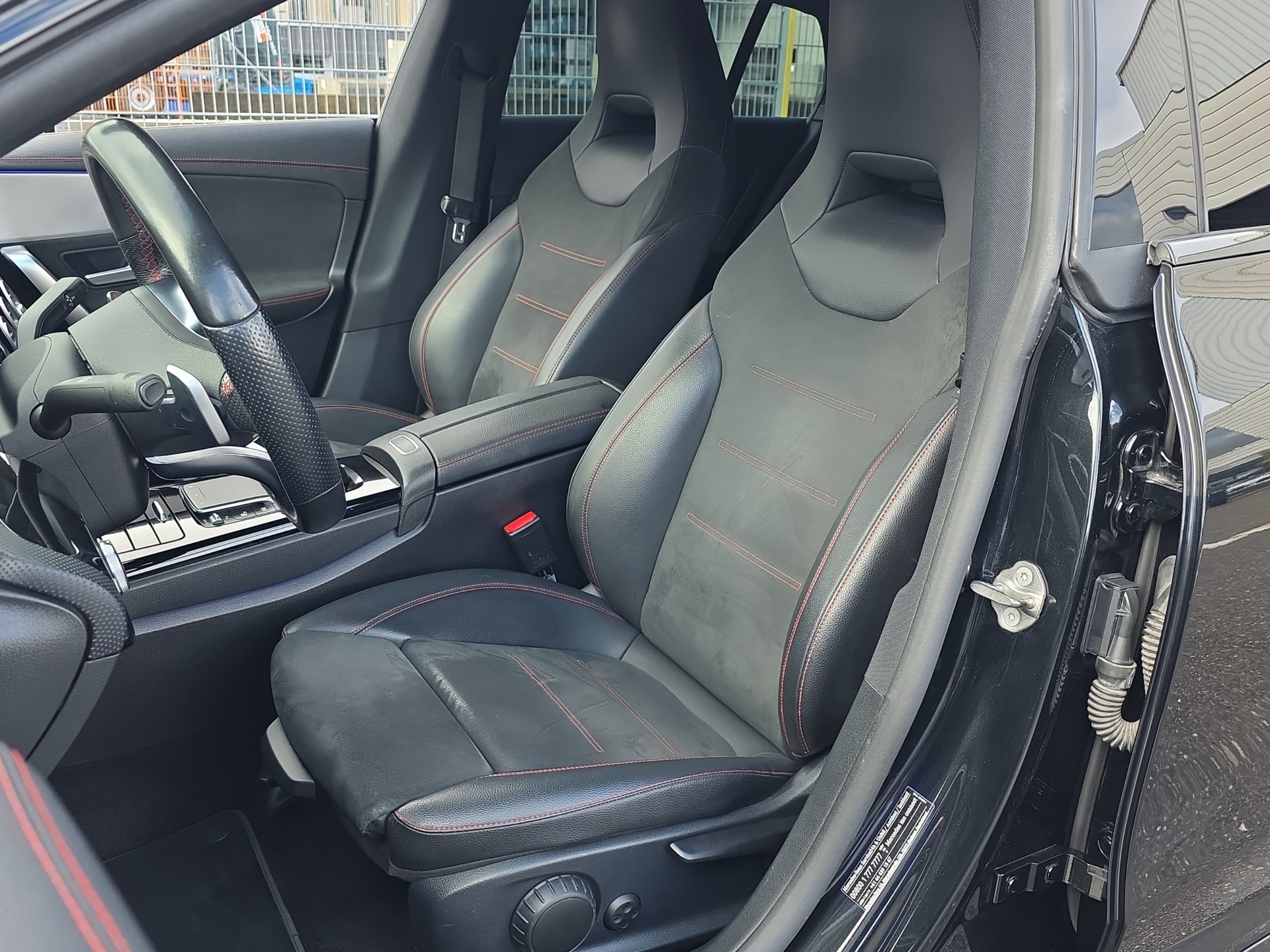 MERCEDES-BENZ CLA Shooting Brake 200 d 4Matic AMG Line-image-14
