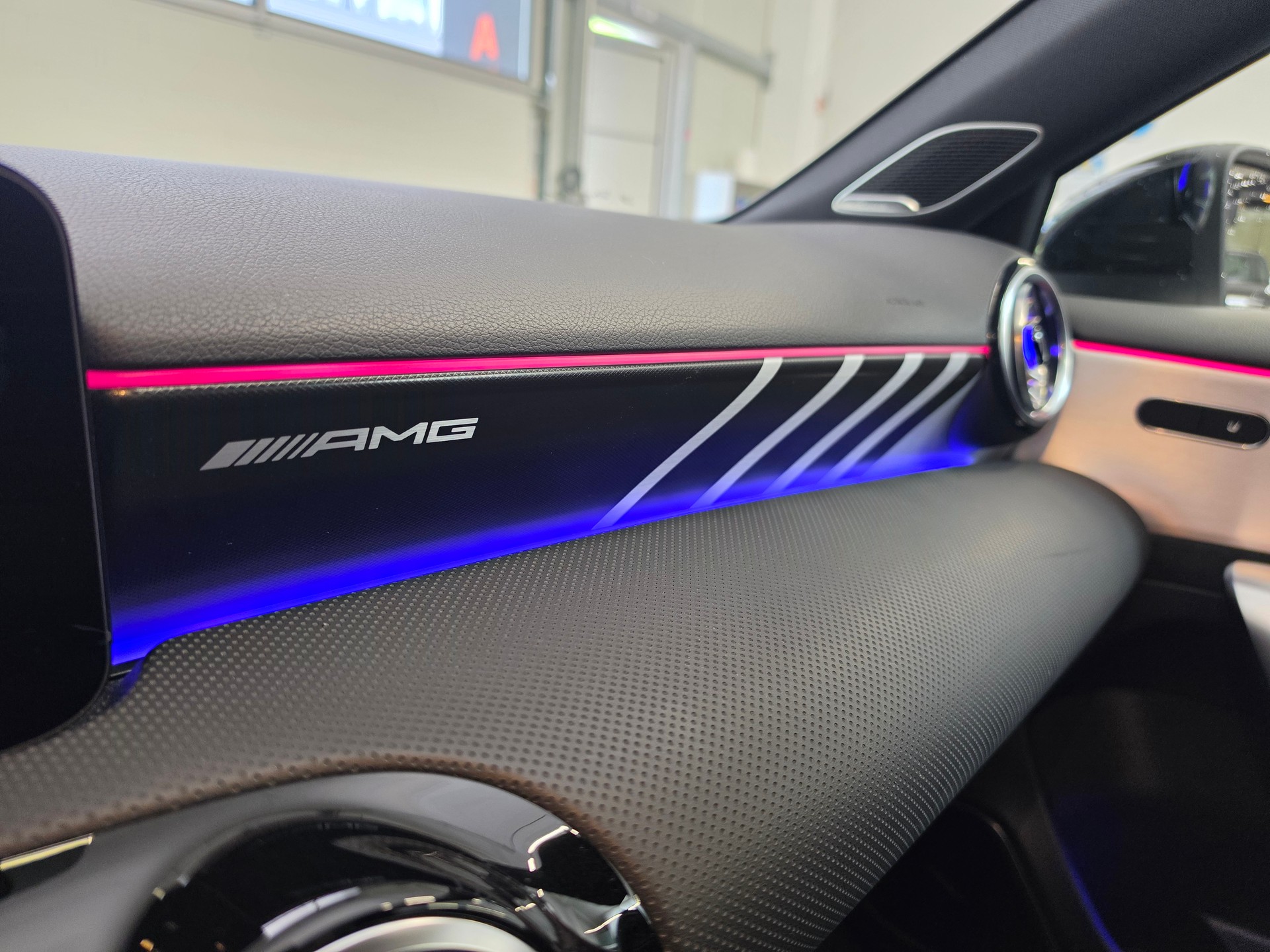 MERCEDES-BENZ A 35 AMG 4Matic Panamericana Edition Speedshift-image-11