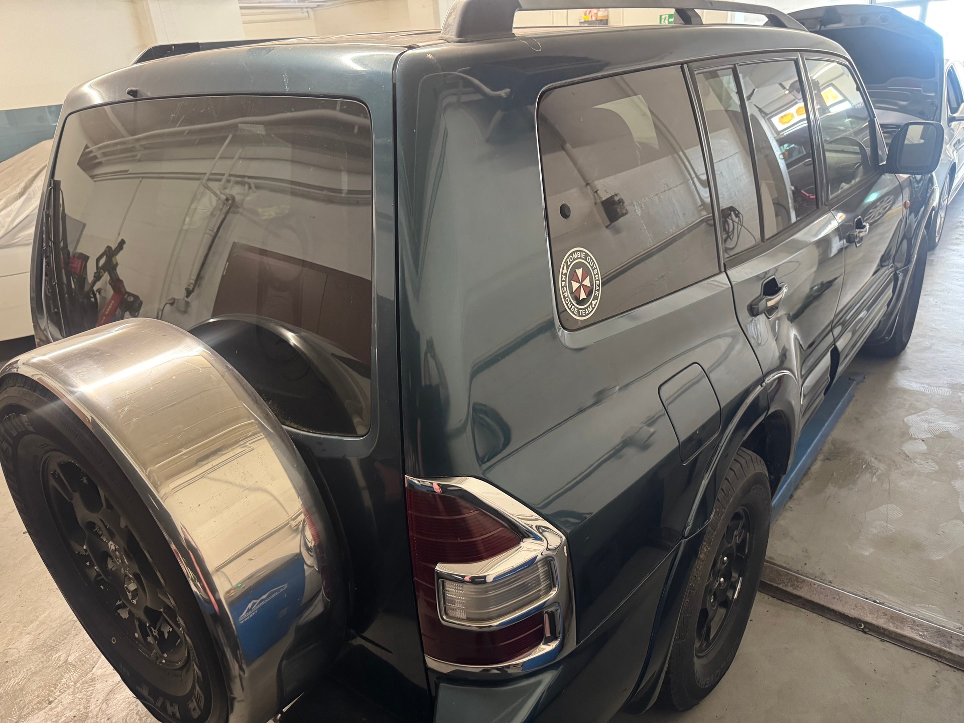 MITSUBISHI Pajero 3.2 DI-D Premium (Edition)-image-2