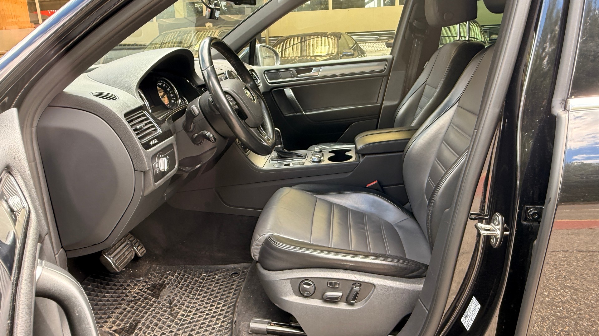 VW Touareg 3.0 TDI BlueMotion Technology Tiptronic-image-9
