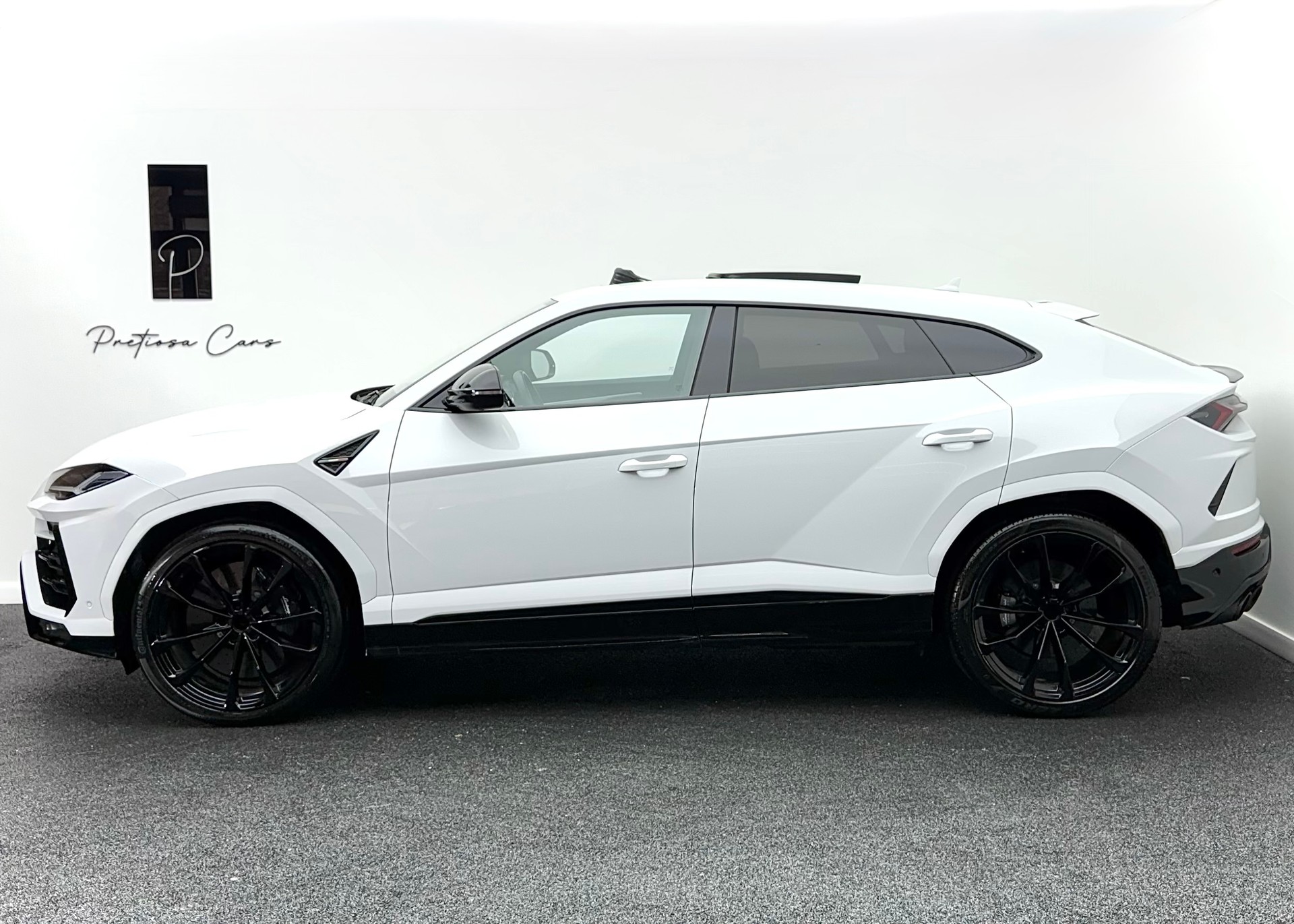 LAMBORGHINI Urus E-Gear-showroom-element-3