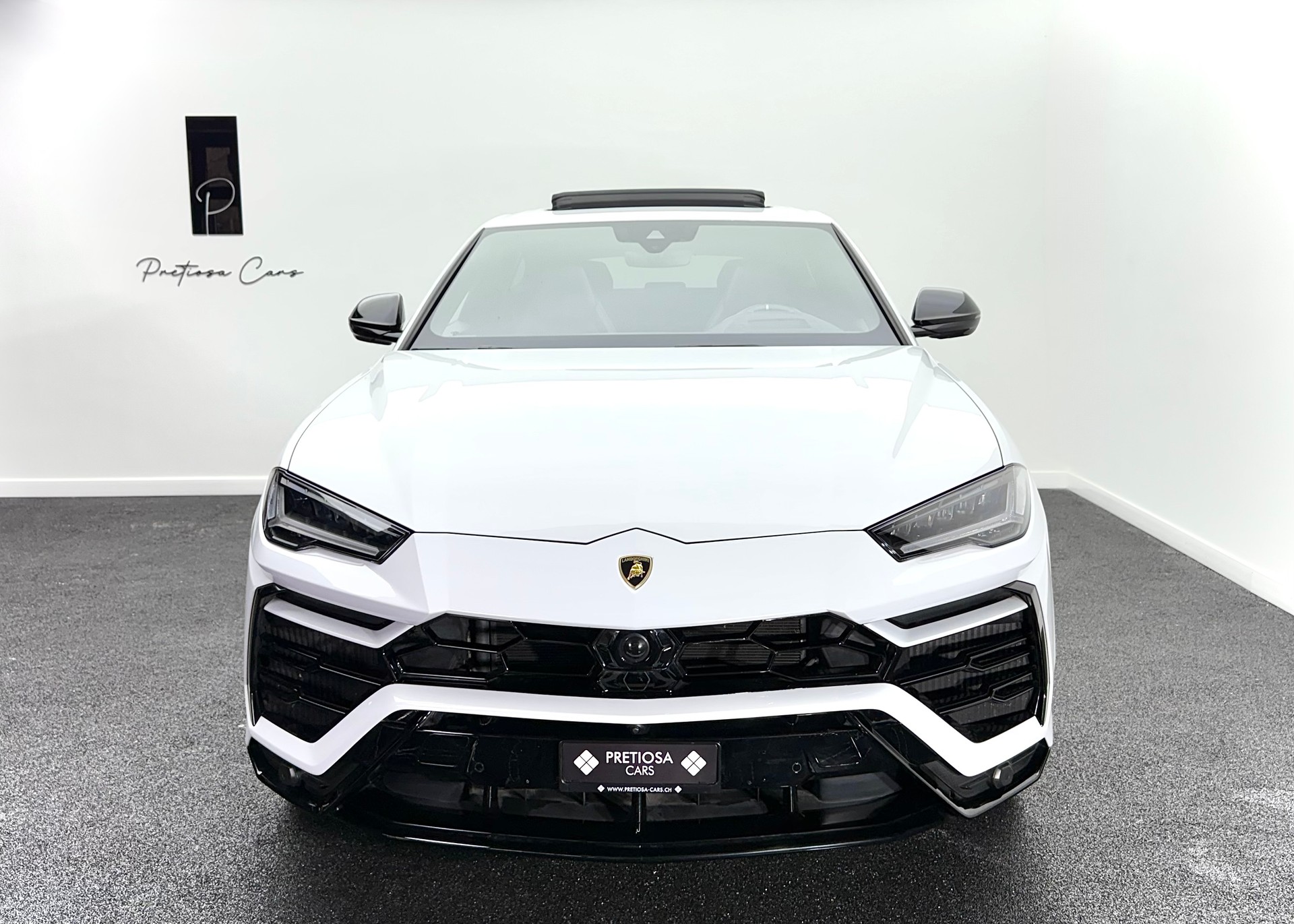 LAMBORGHINI Urus E-Gear-showroom-element-2