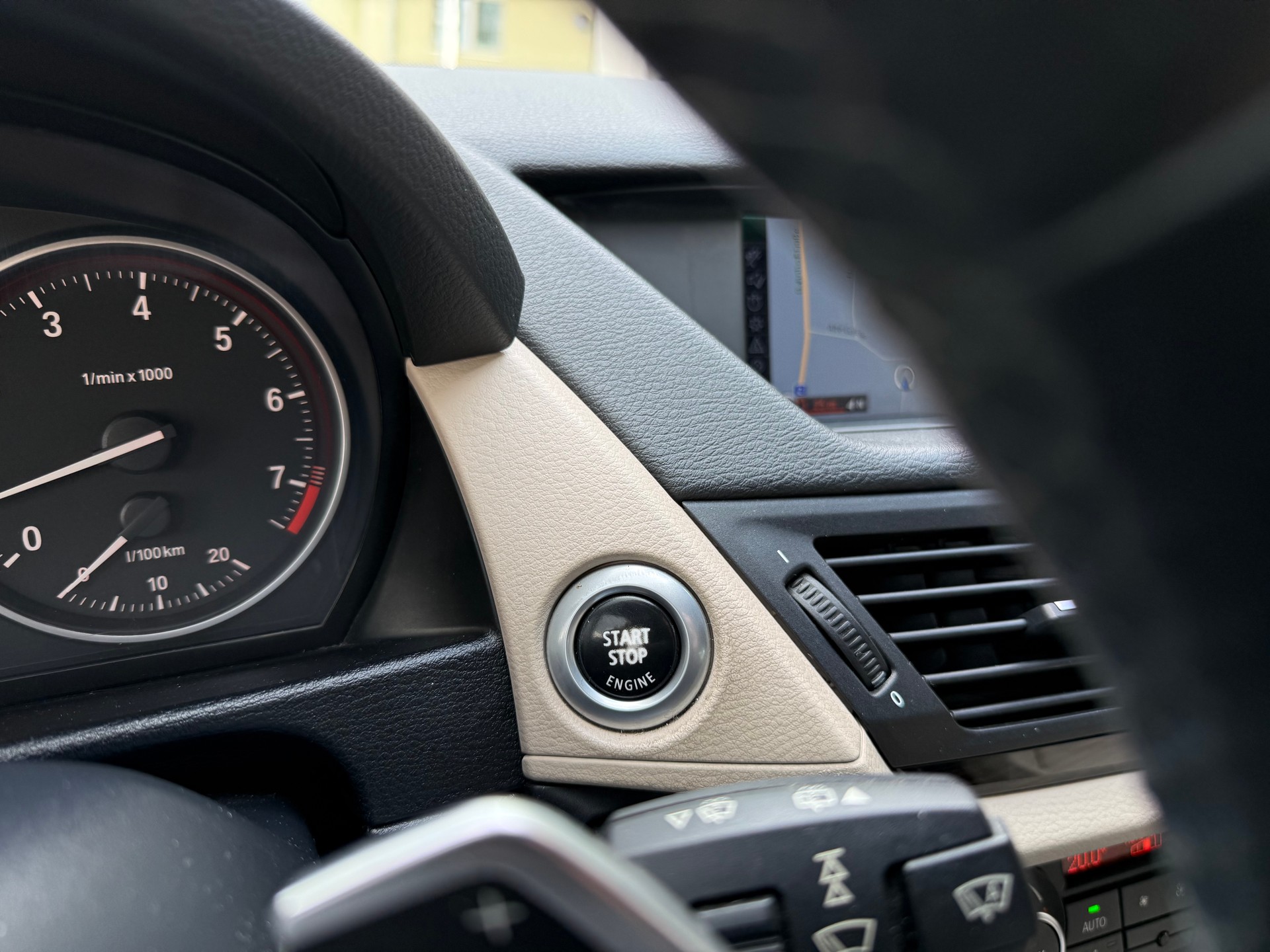 BMW X1 xDrive 28i Steptronic-image-16