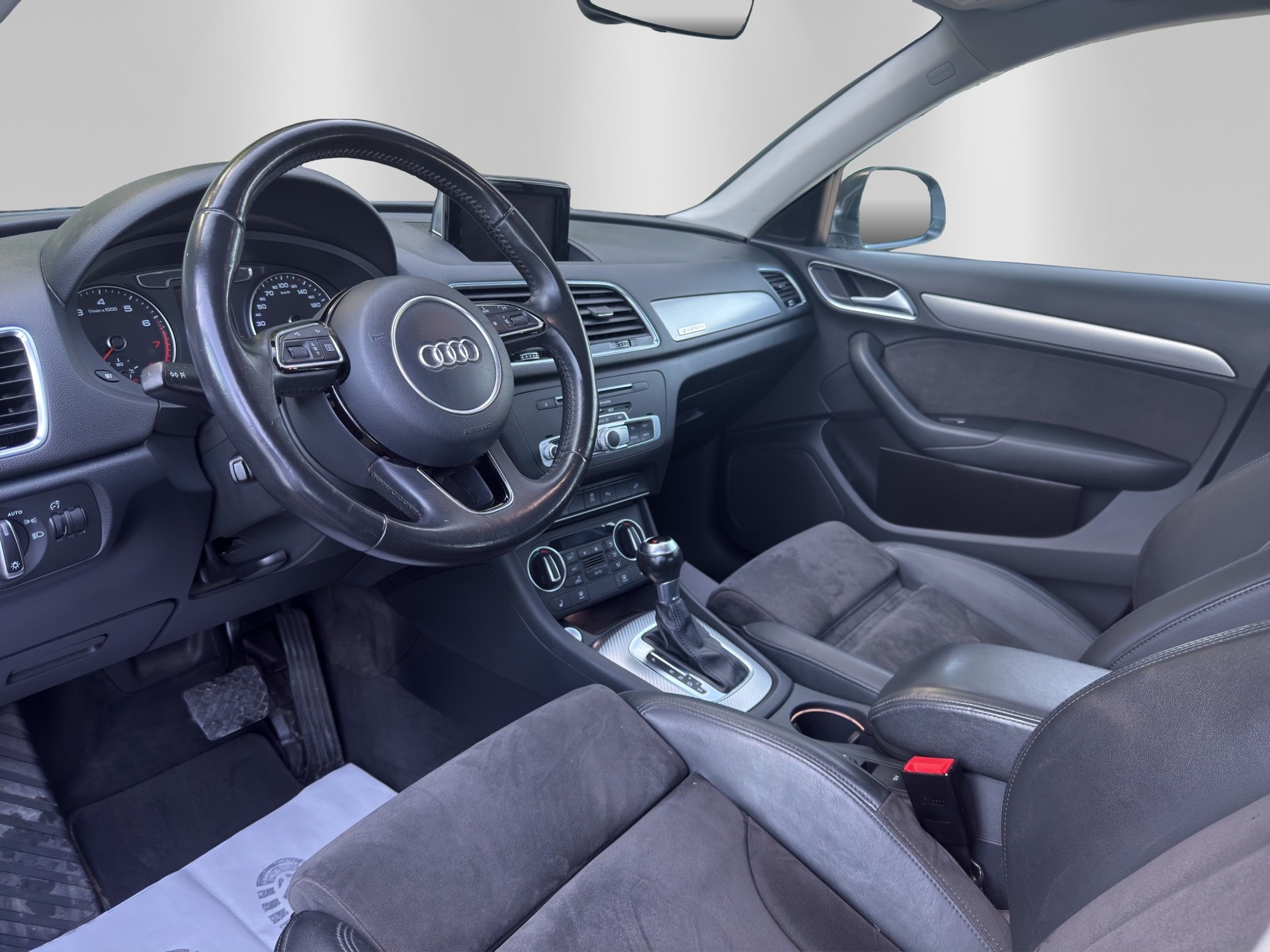 AUDI Q3 2.0 TFSI design quattro S-tronic-image-7