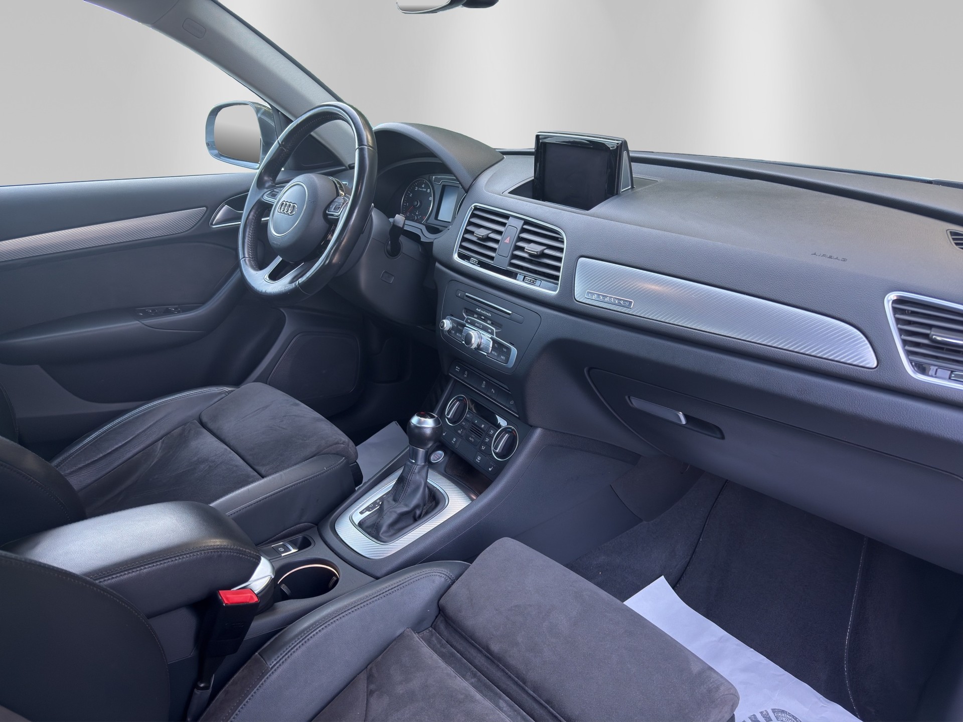AUDI Q3 2.0 TFSI design quattro S-tronic-image-12