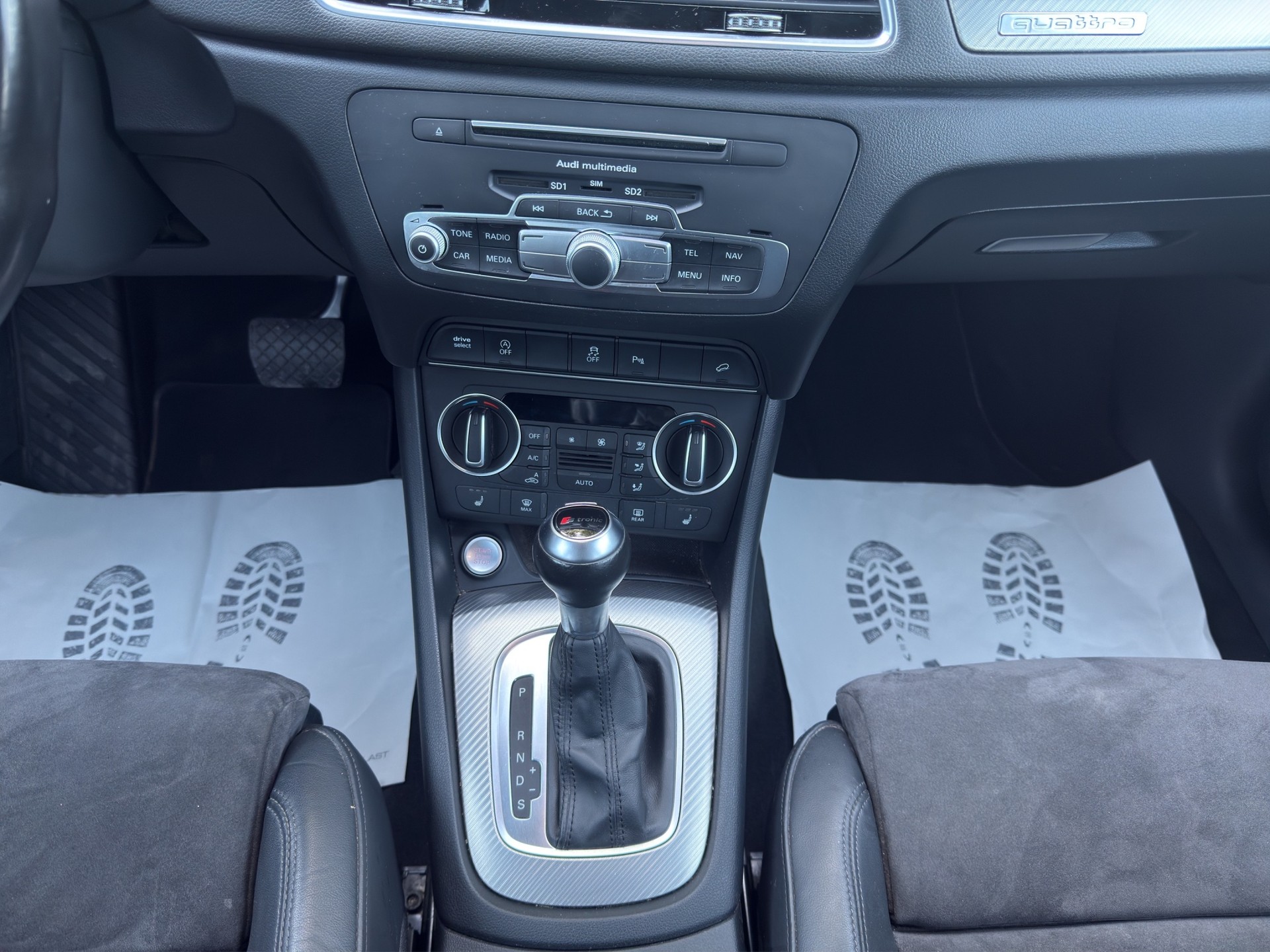 AUDI Q3 2.0 TFSI design quattro S-tronic-image-10