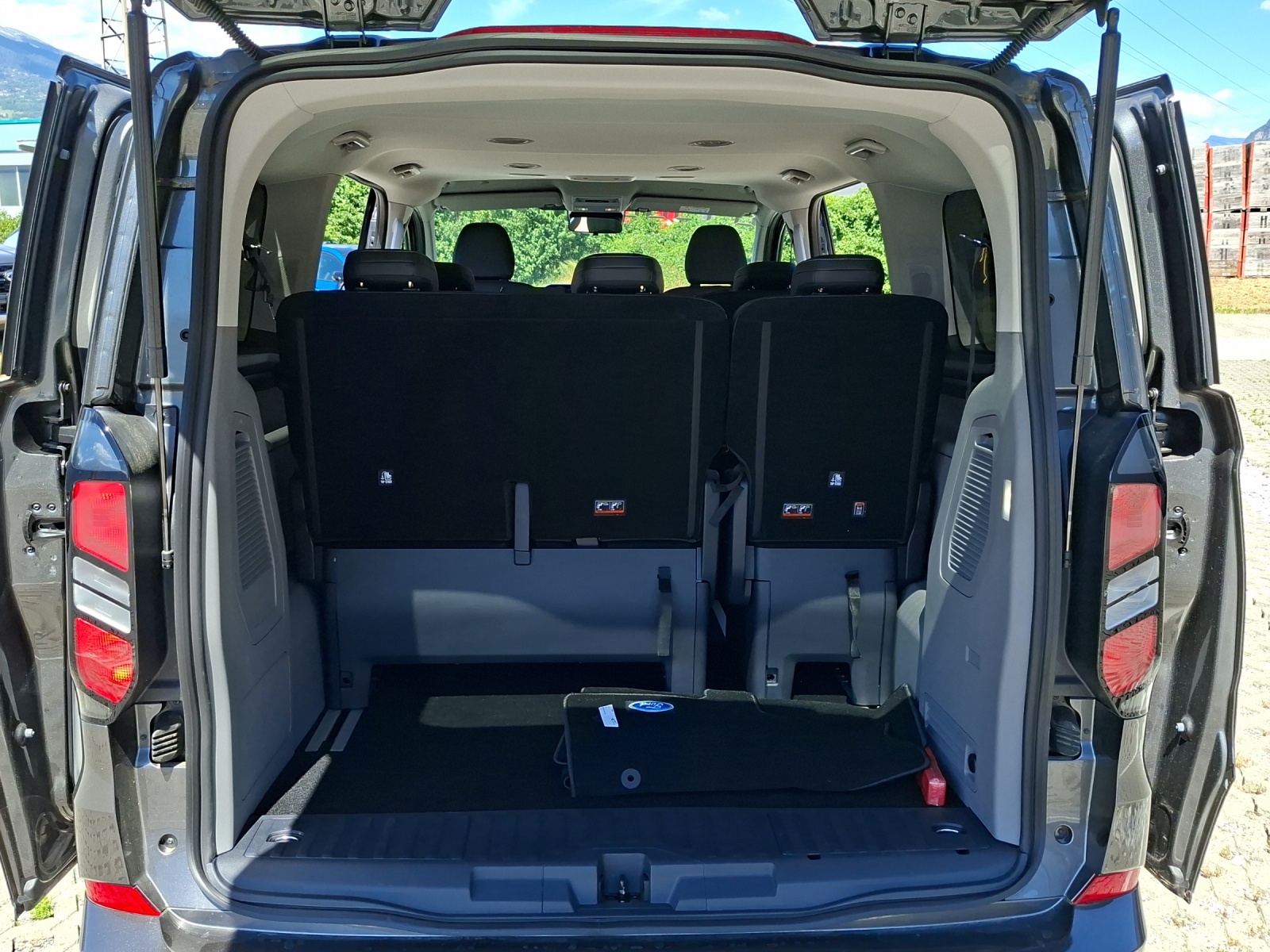 FORD Tourneo Bus 320 L1H1 Titanium X Automatique 4x4-image-14