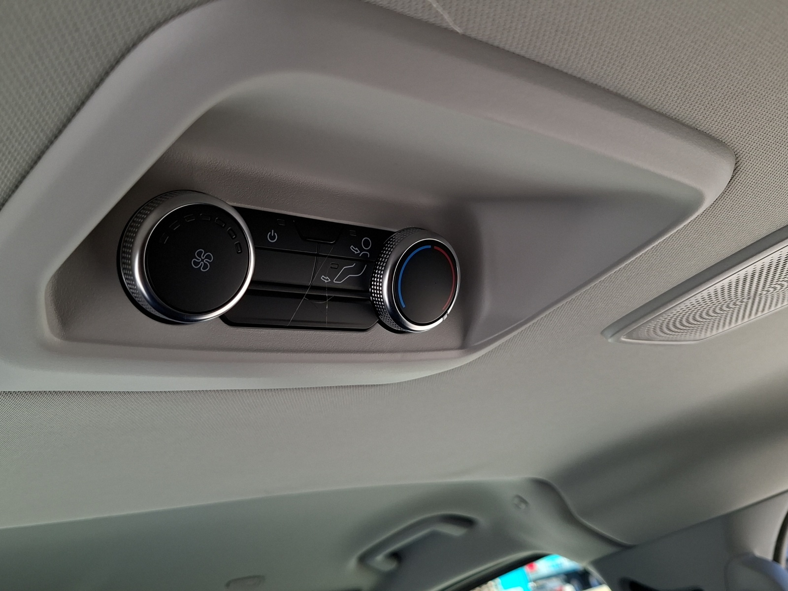 FORD Tourneo Bus 320 L1H1 Titanium X Automatique 4x4-image-11