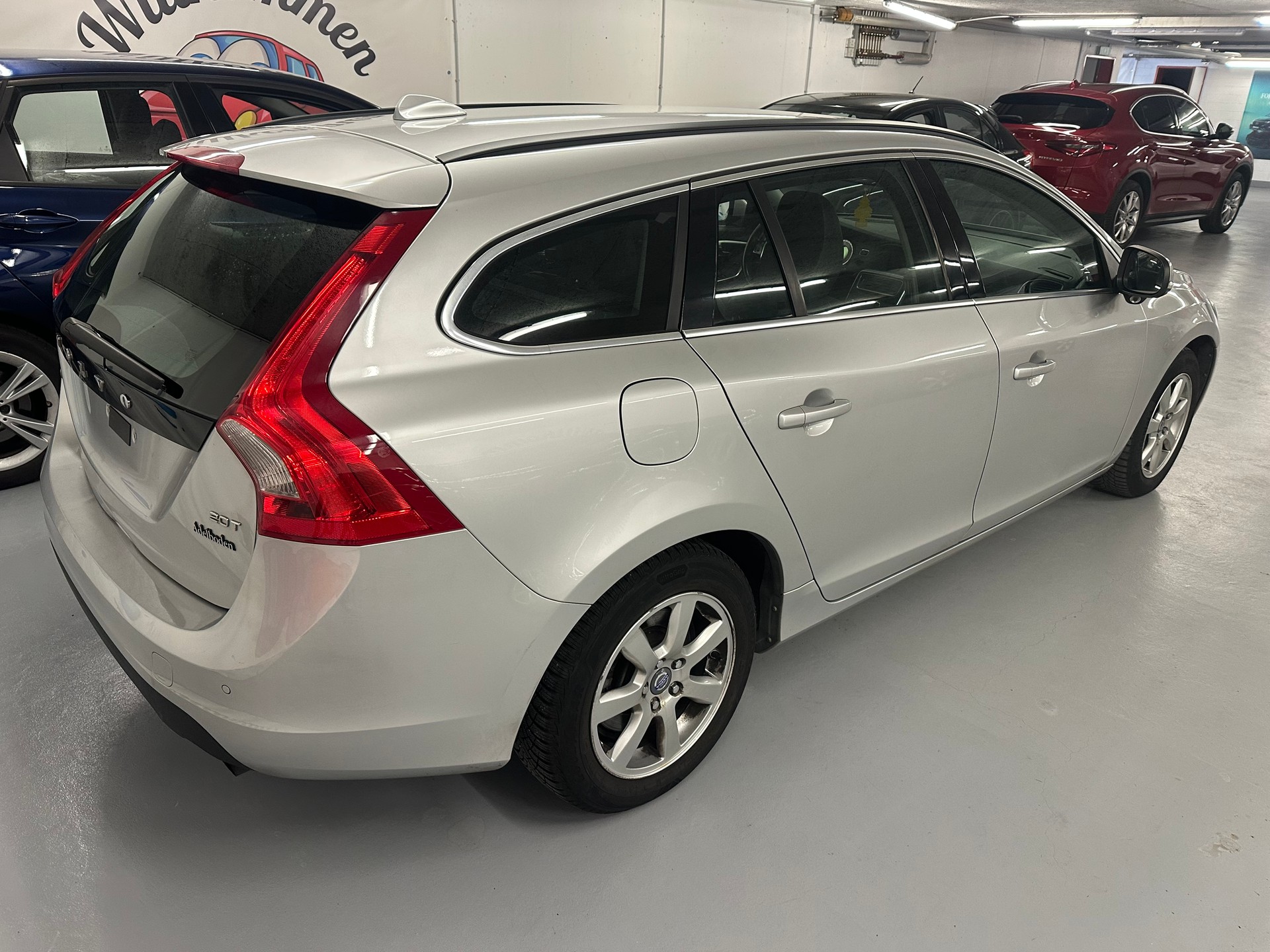 VOLVO V60 2.0T Powershift-image-3