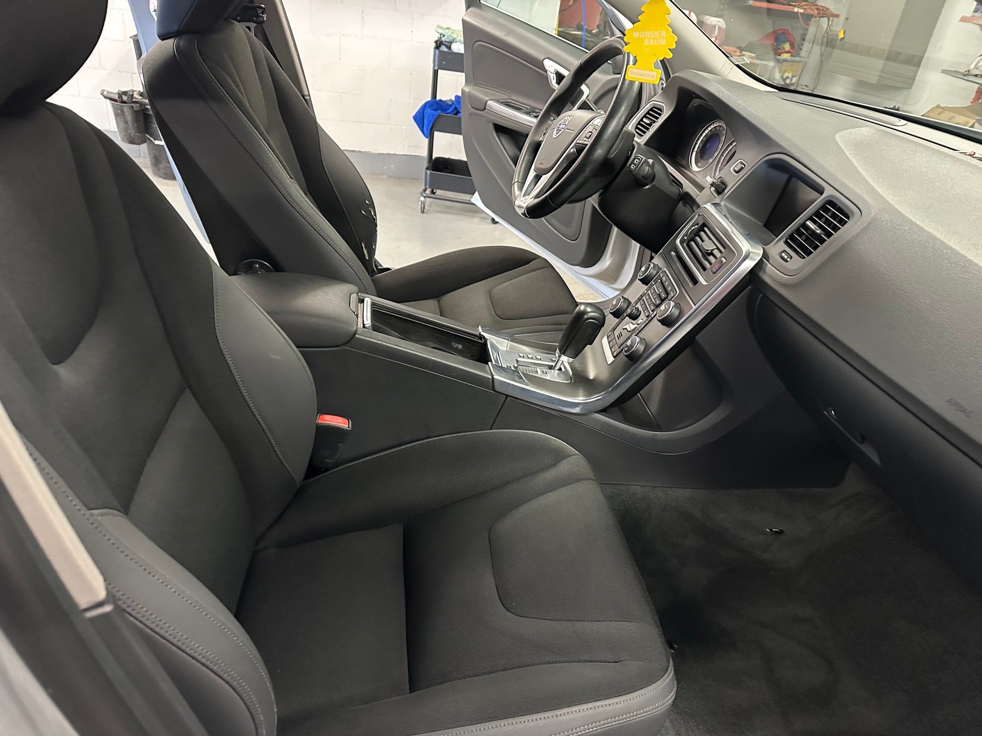 VOLVO V60 2.0T Powershift-image-5