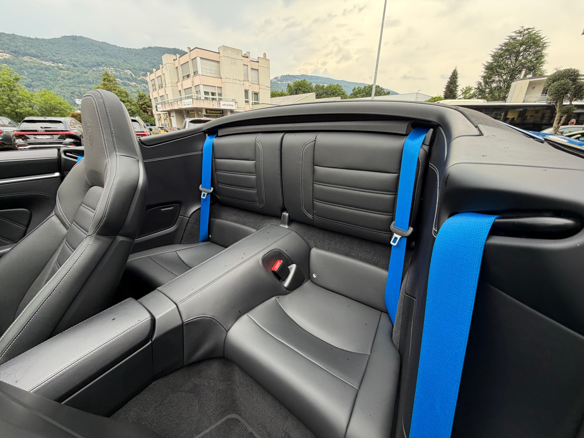 PORSCHE 911 Carrera 4 GTS Cabriolet PDK-image-17