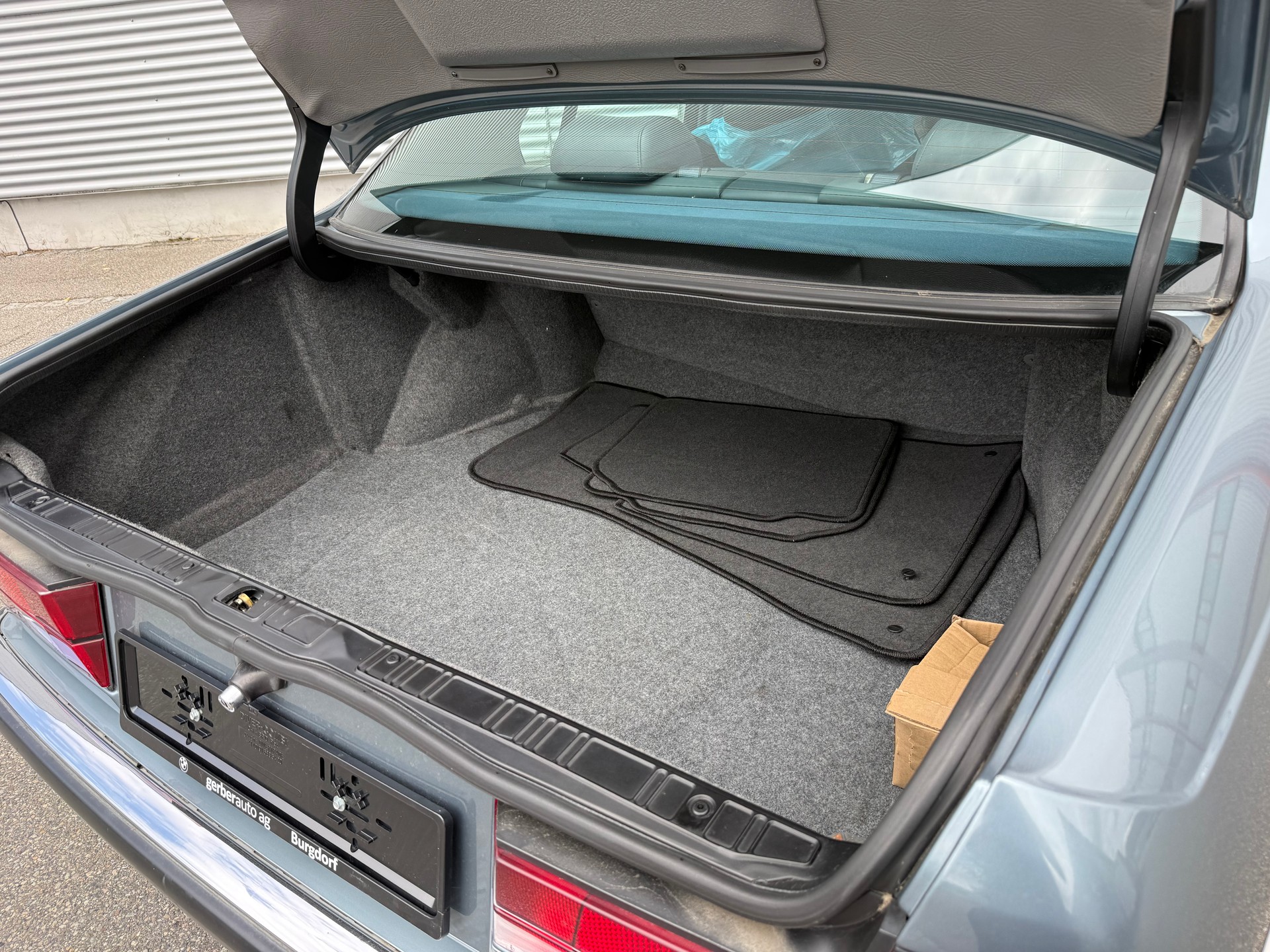 BMW 735i-showroom-element-3
