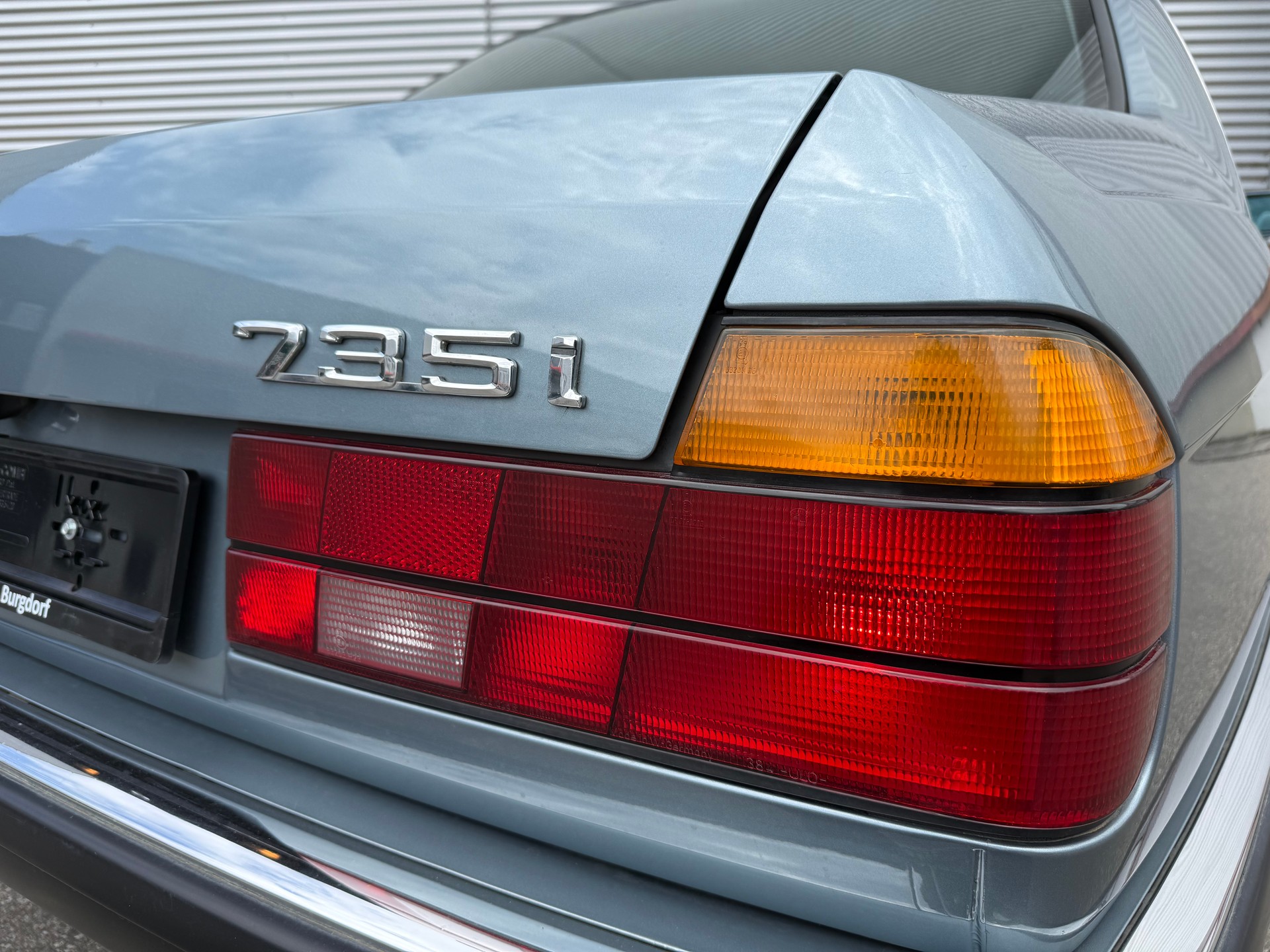 BMW 735i-showroom-element-2
