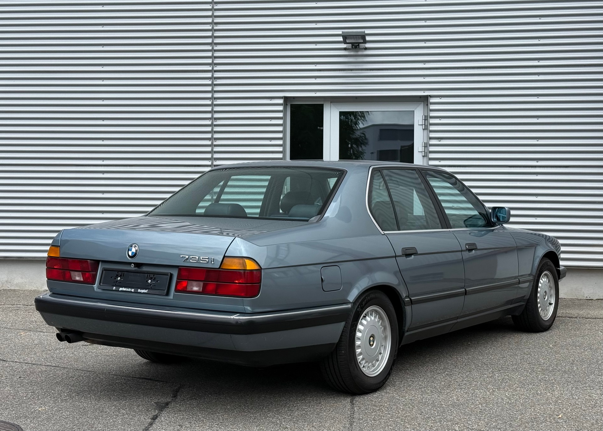 BMW 735i-showroom-element-1