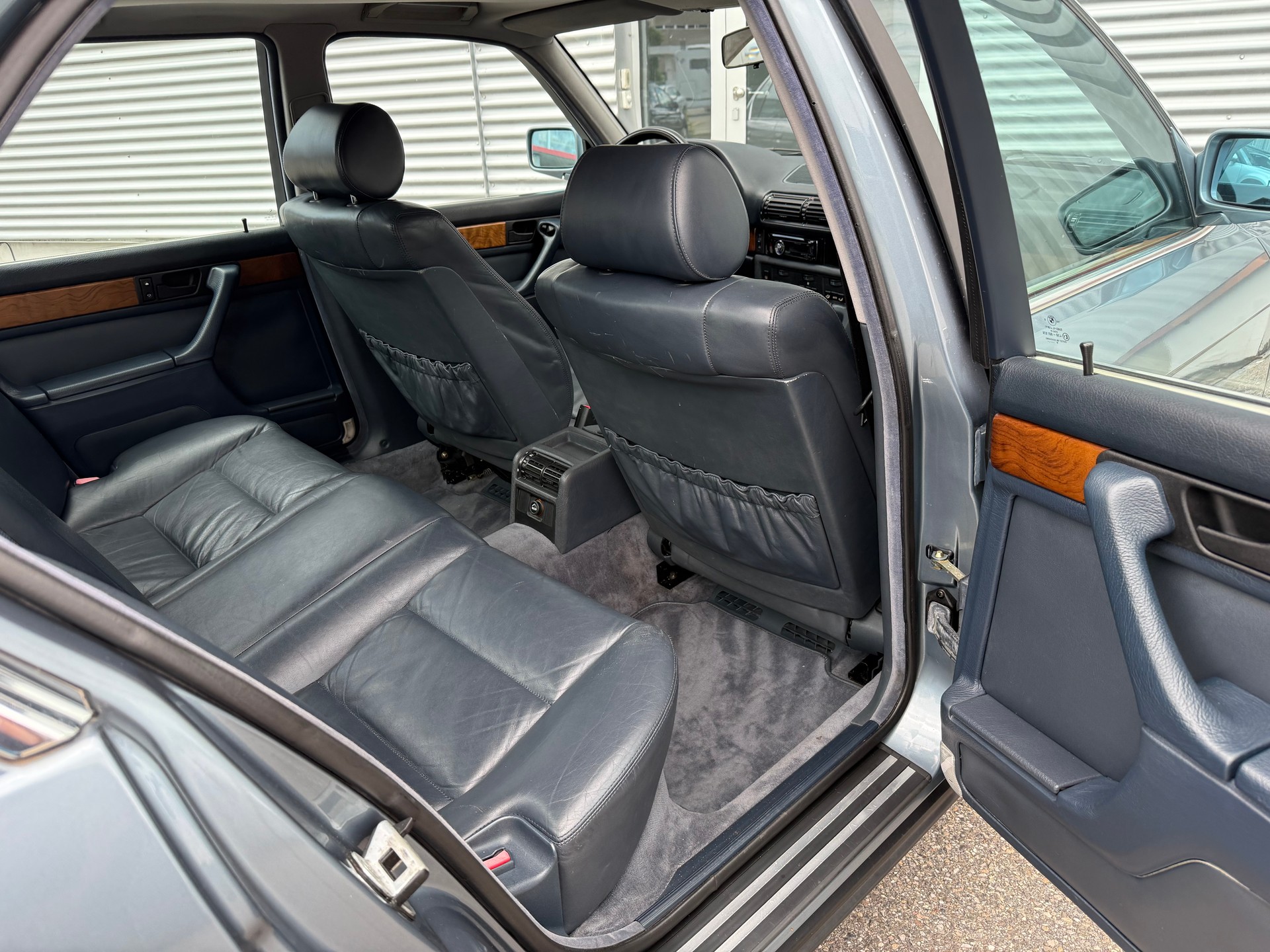 BMW 735i-image-6