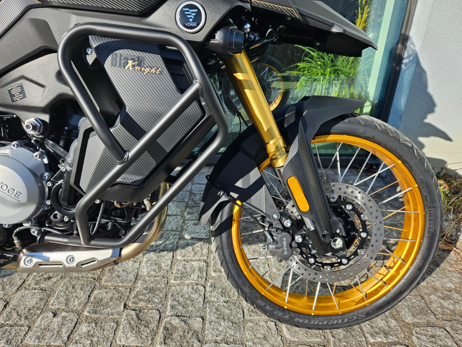 VOGE 900 DSX Black Knight-showroom-element-3