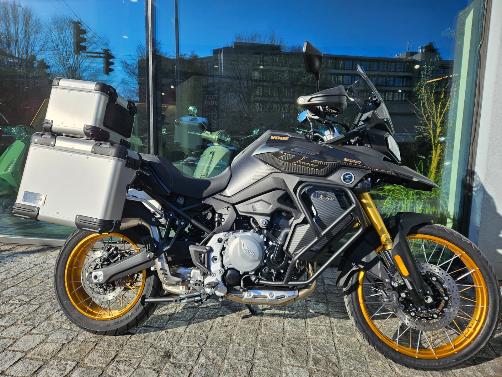 VOGE 900 DSX Black Knight-showroom-element-2
