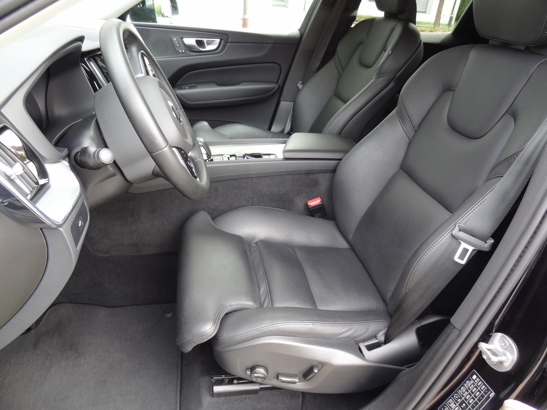 VOLVO XC60 B5 Benzin Mild Hybrid AWD Plus Dark Geartronic-image-8