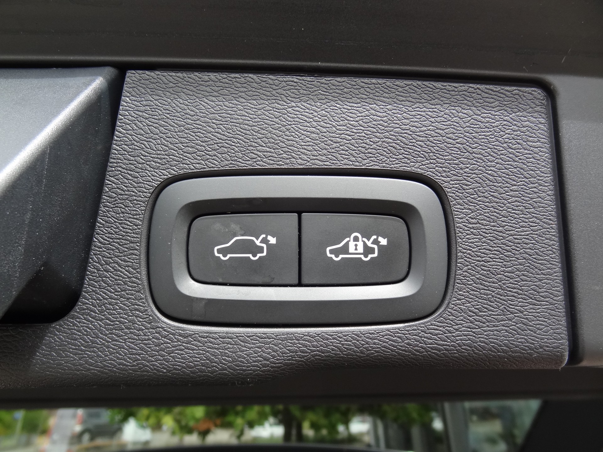 VOLVO XC60 B5 Benzin Mild Hybrid AWD Plus Dark Geartronic-image-11