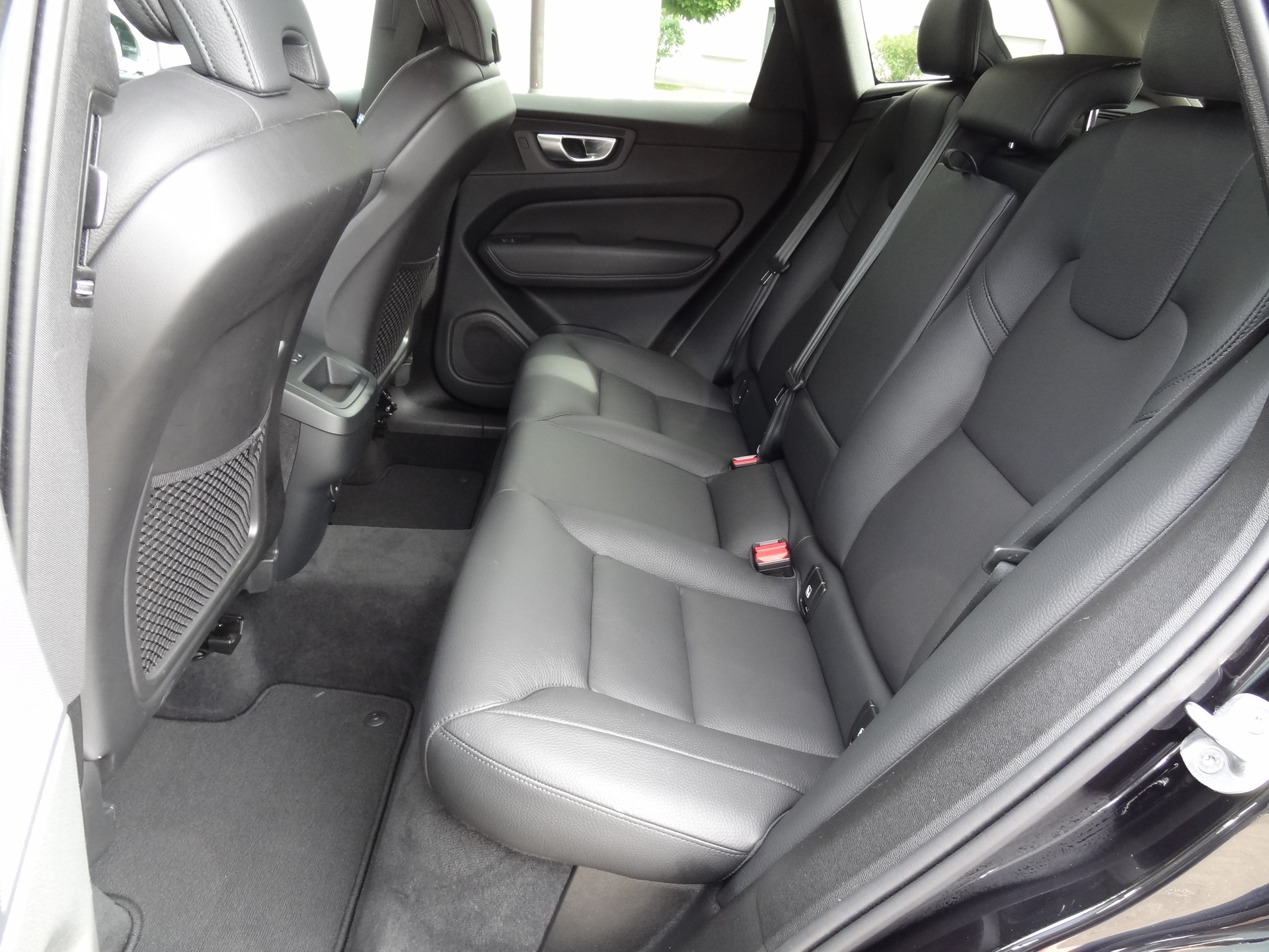 VOLVO XC60 B5 Benzin Mild Hybrid AWD Plus Dark Geartronic-image-9