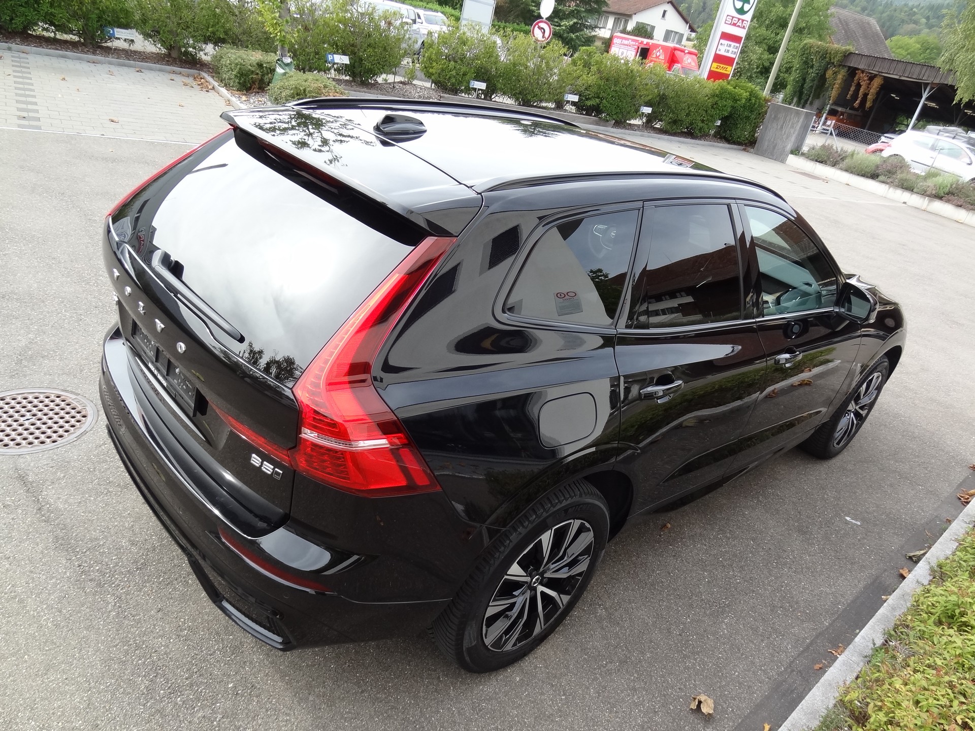 VOLVO XC60 B5 Benzin Mild Hybrid AWD Plus Dark Geartronic-image-4