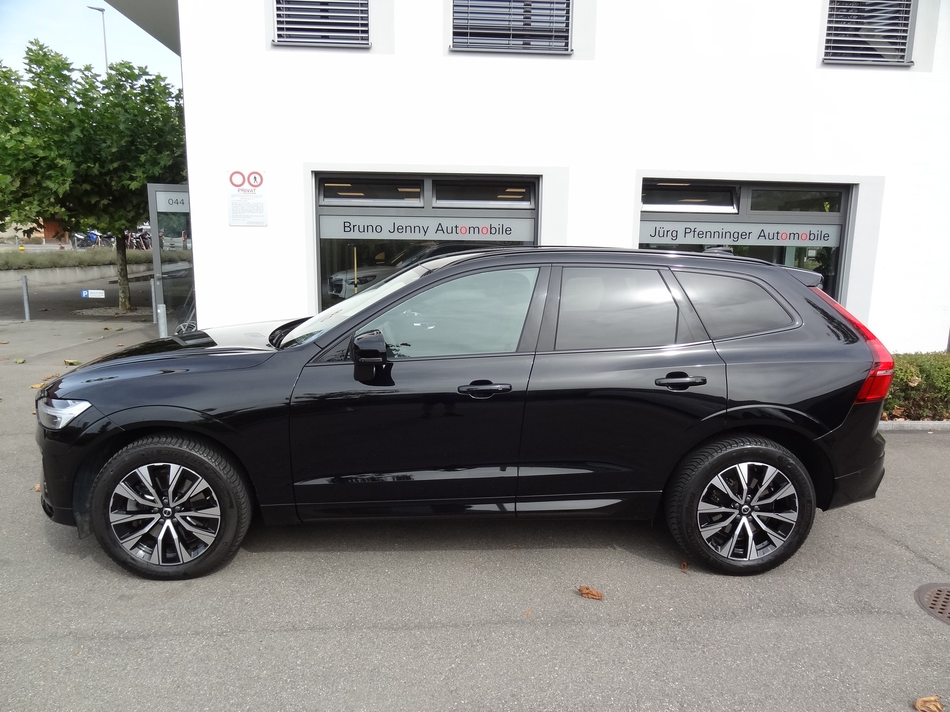 VOLVO XC60 B5 Benzin Mild Hybrid AWD Plus Dark Geartronic-showroom-element-1