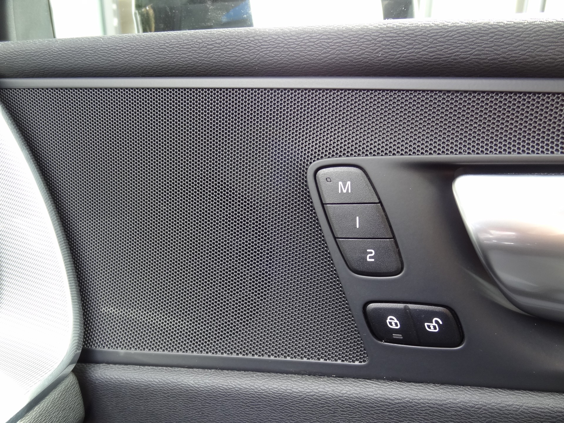 VOLVO XC60 B5 Benzin Mild Hybrid AWD Plus Dark Geartronic-image-21