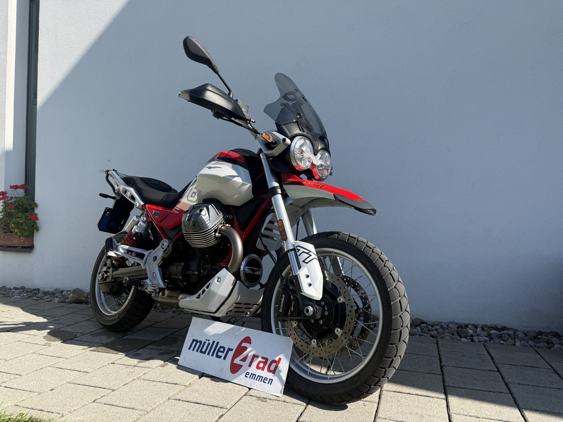 MOTO GUZZI V85 TT-image-1