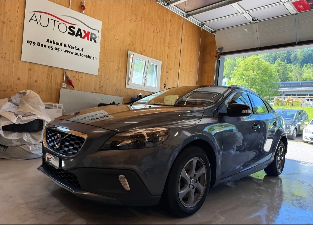 VOLVO V40 Cross Country T4 2.0 AWD Family Ed. Geartr.