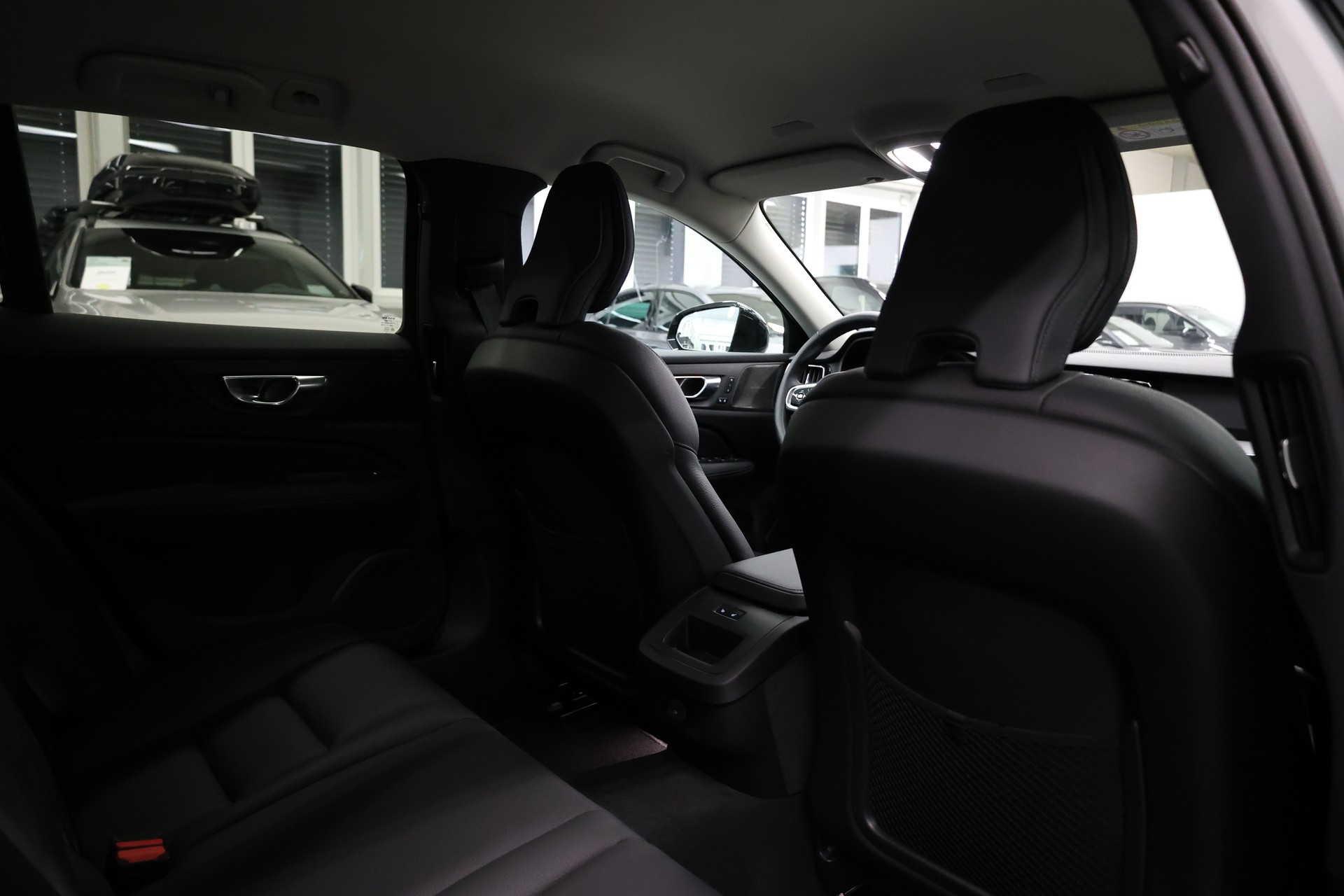 VOLVO V60 2.0 B4 Plus Dark-image-28