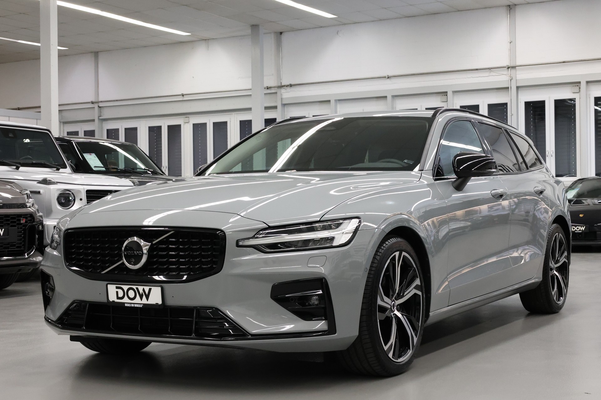 VOLVO V60 2.0 B4 Plus Dark-showroom-element-2