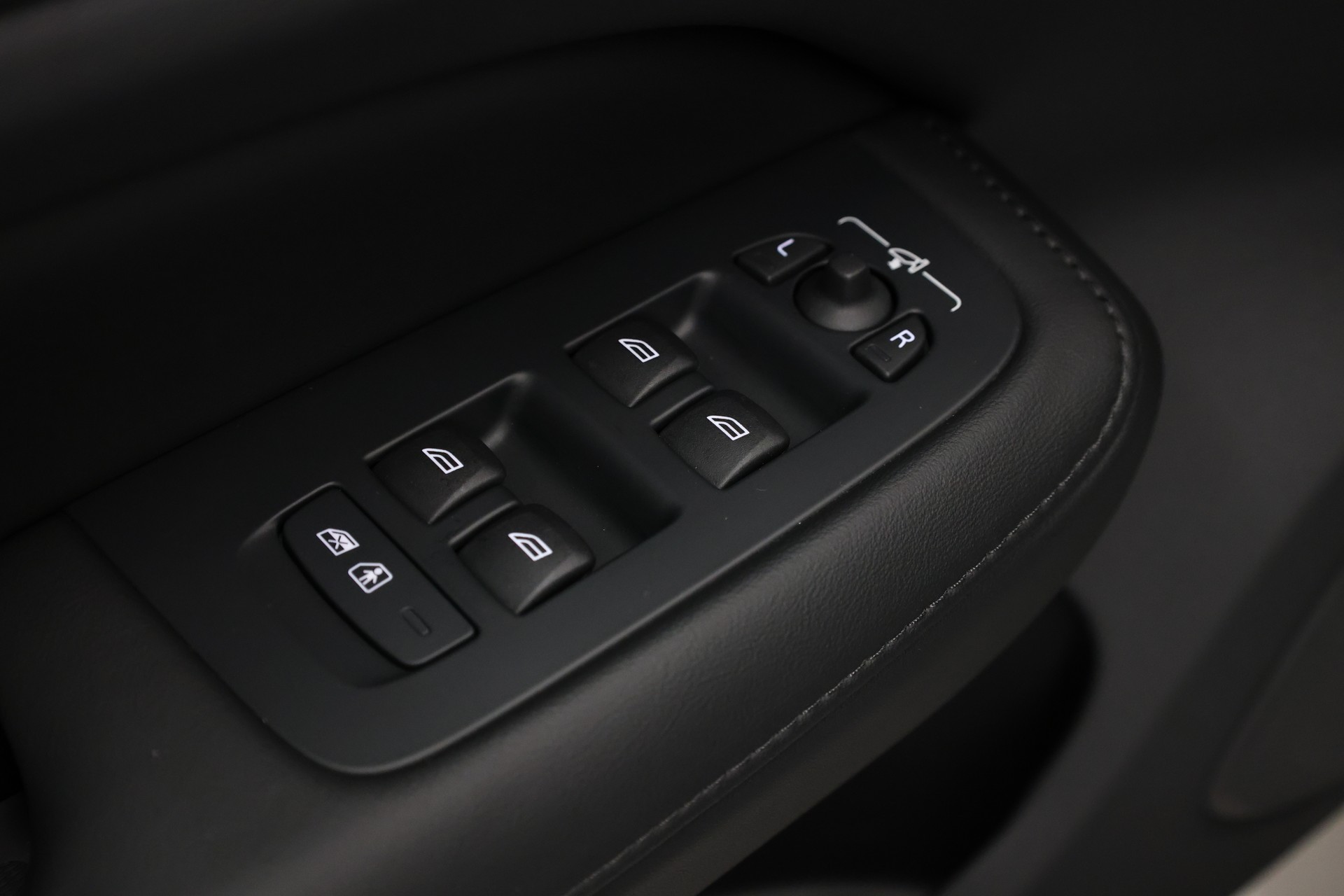 VOLVO V60 2.0 B4 Plus Dark-image-24