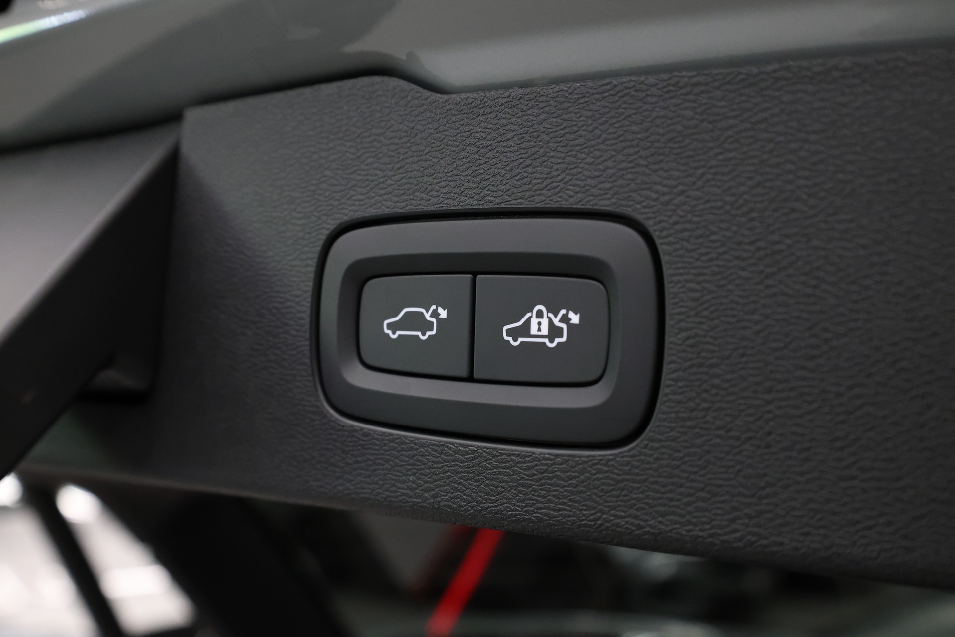 VOLVO V60 2.0 B4 Plus Dark-image-33
