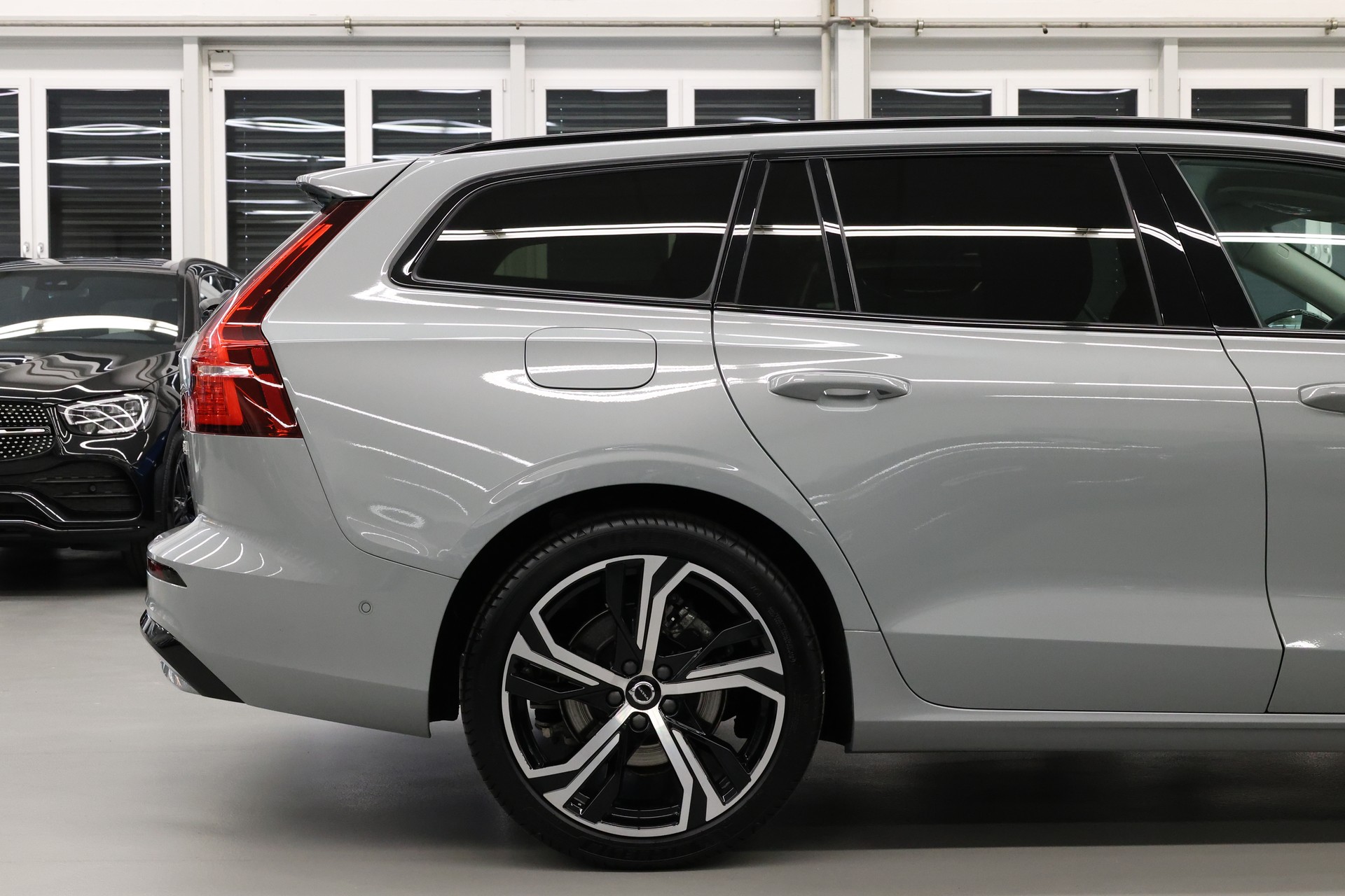 VOLVO V60 2.0 B4 Plus Dark-image-11