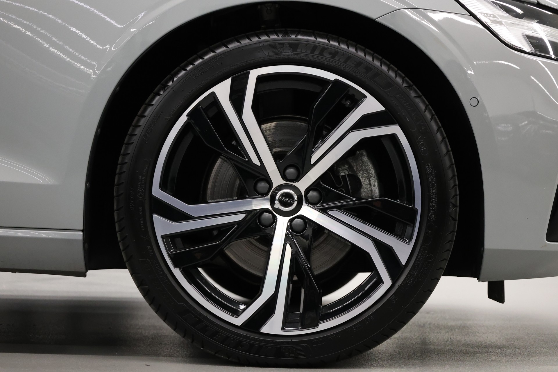 VOLVO V60 2.0 B4 Plus Dark-image-14