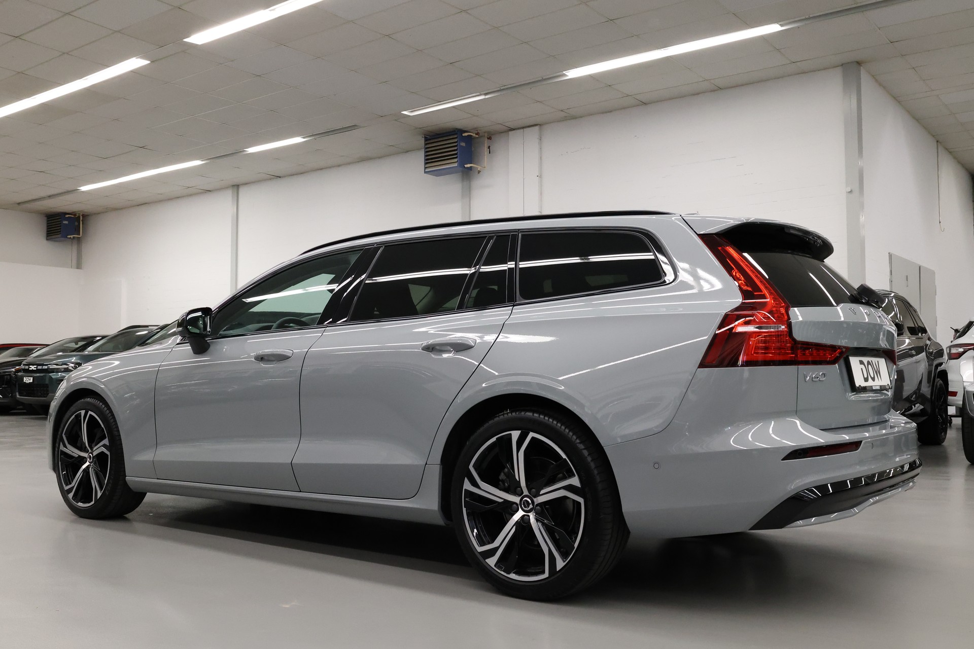VOLVO V60 2.0 B4 Plus Dark-image-9