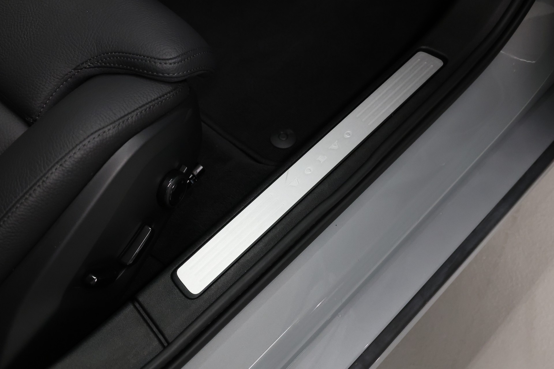 VOLVO V60 2.0 B4 Plus Dark-image-29