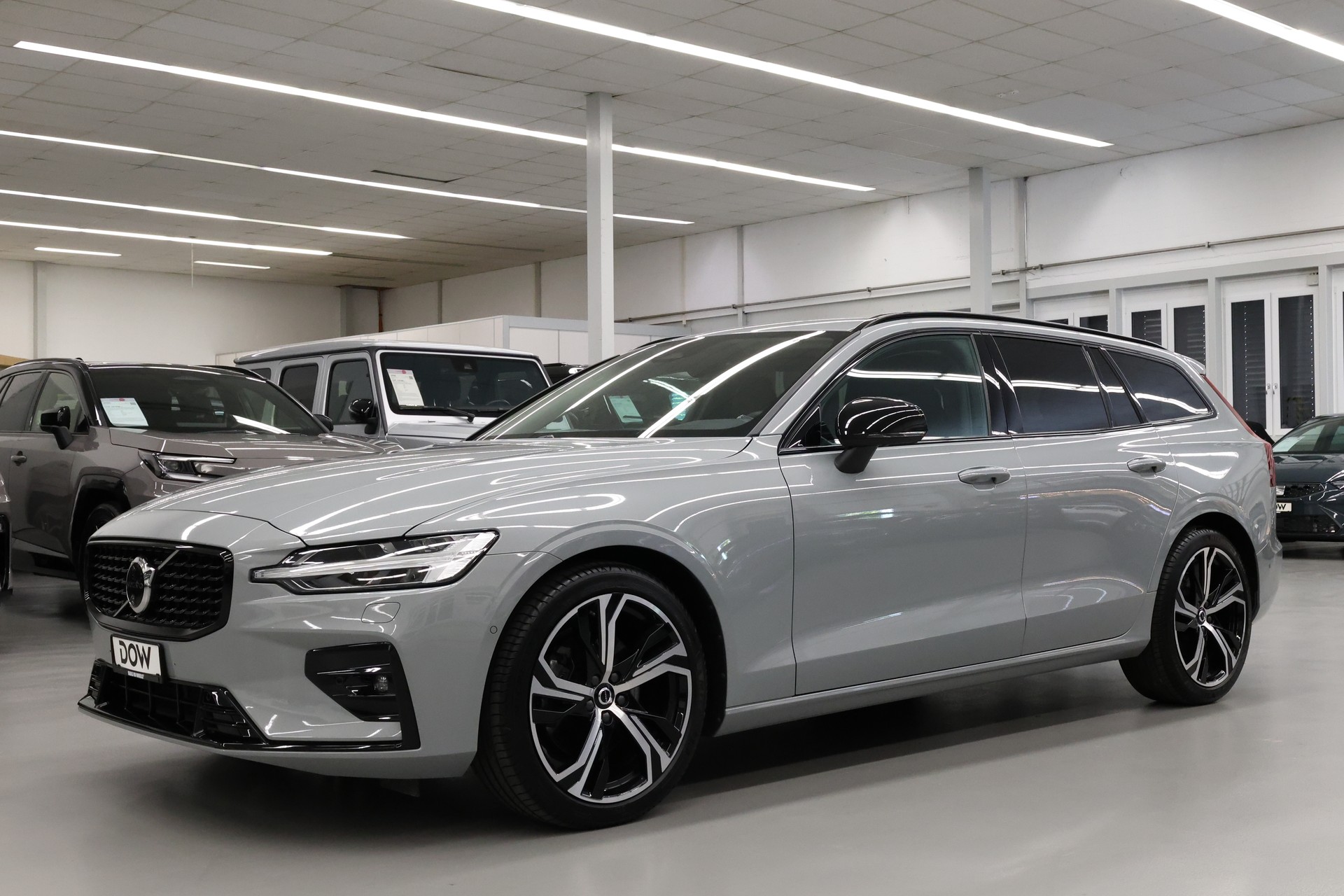 VOLVO V60 2.0 B4 Plus Dark-showroom-element-3