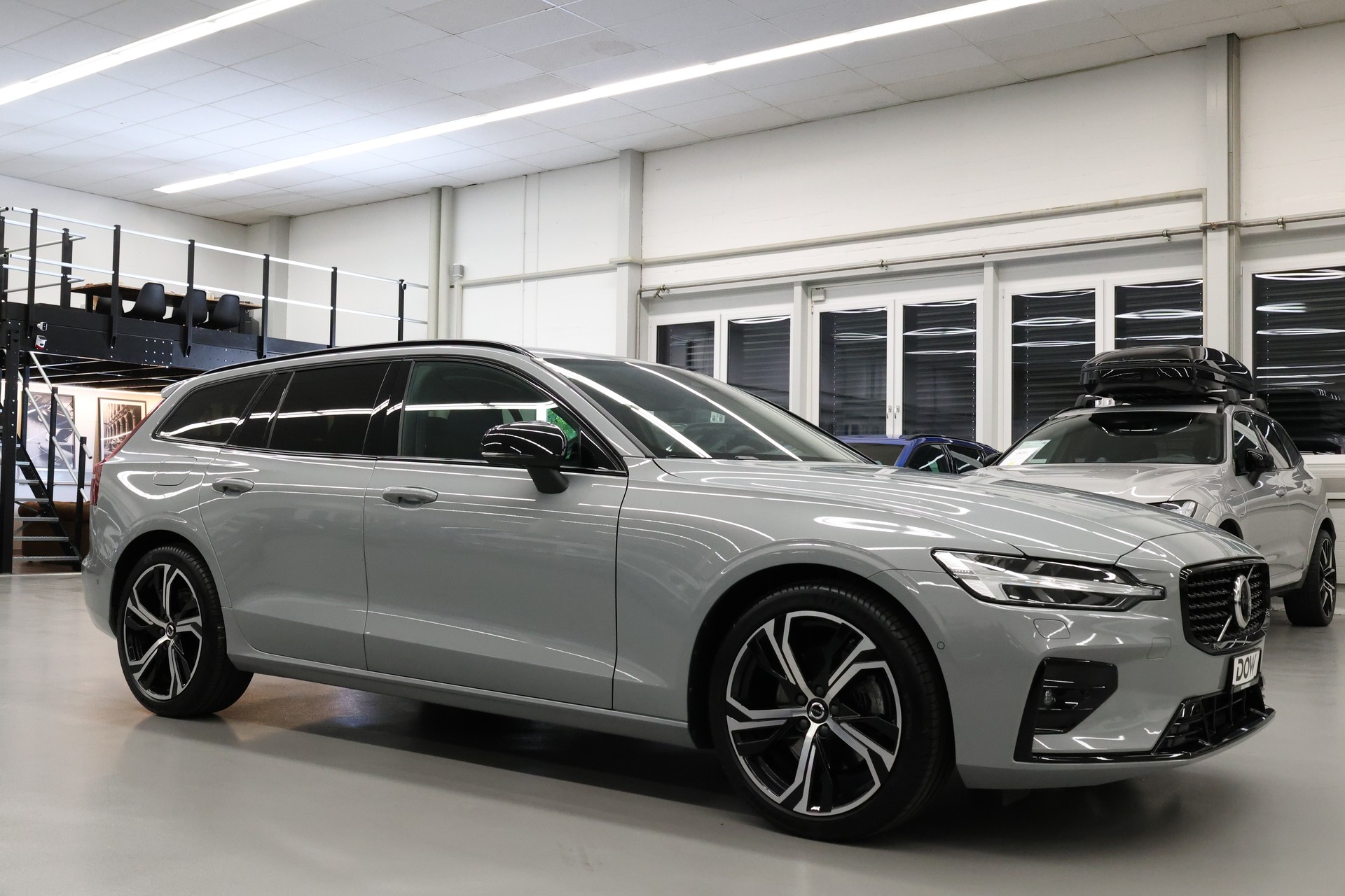 VOLVO V60 2.0 B4 Plus Dark-showroom-element-1