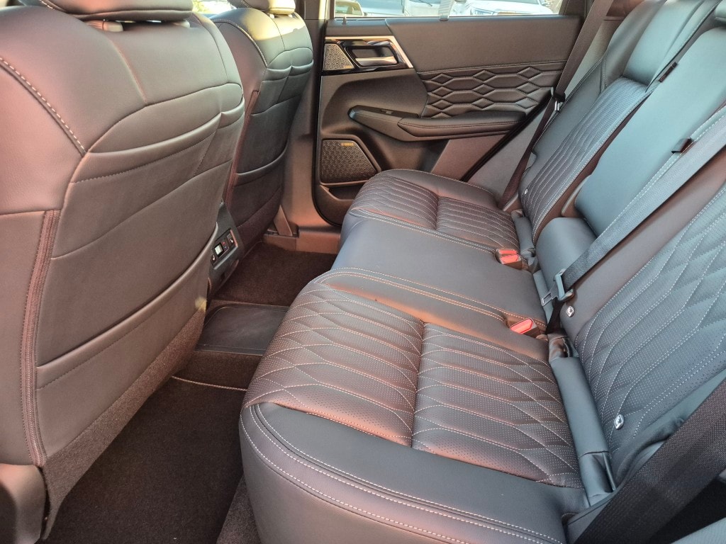 MITSUBISHI Outlander 2.4 PHEV Instyle Black Line 4WD Automatic-image-18
