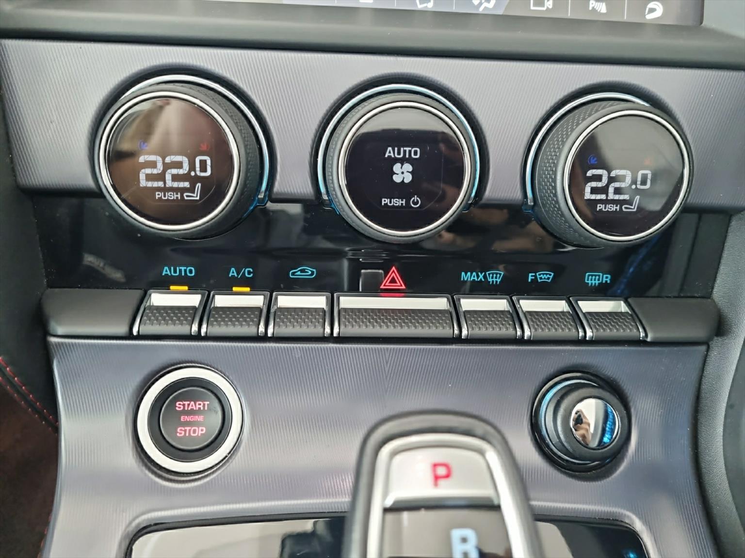 JAGUAR F-Type Convertible 5.0 V8 R75 AWD-image-11