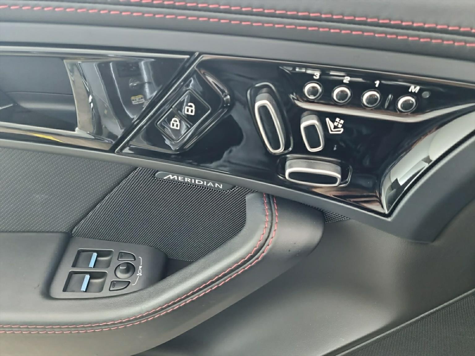 JAGUAR F-Type Convertible 5.0 V8 R75 AWD-image-12
