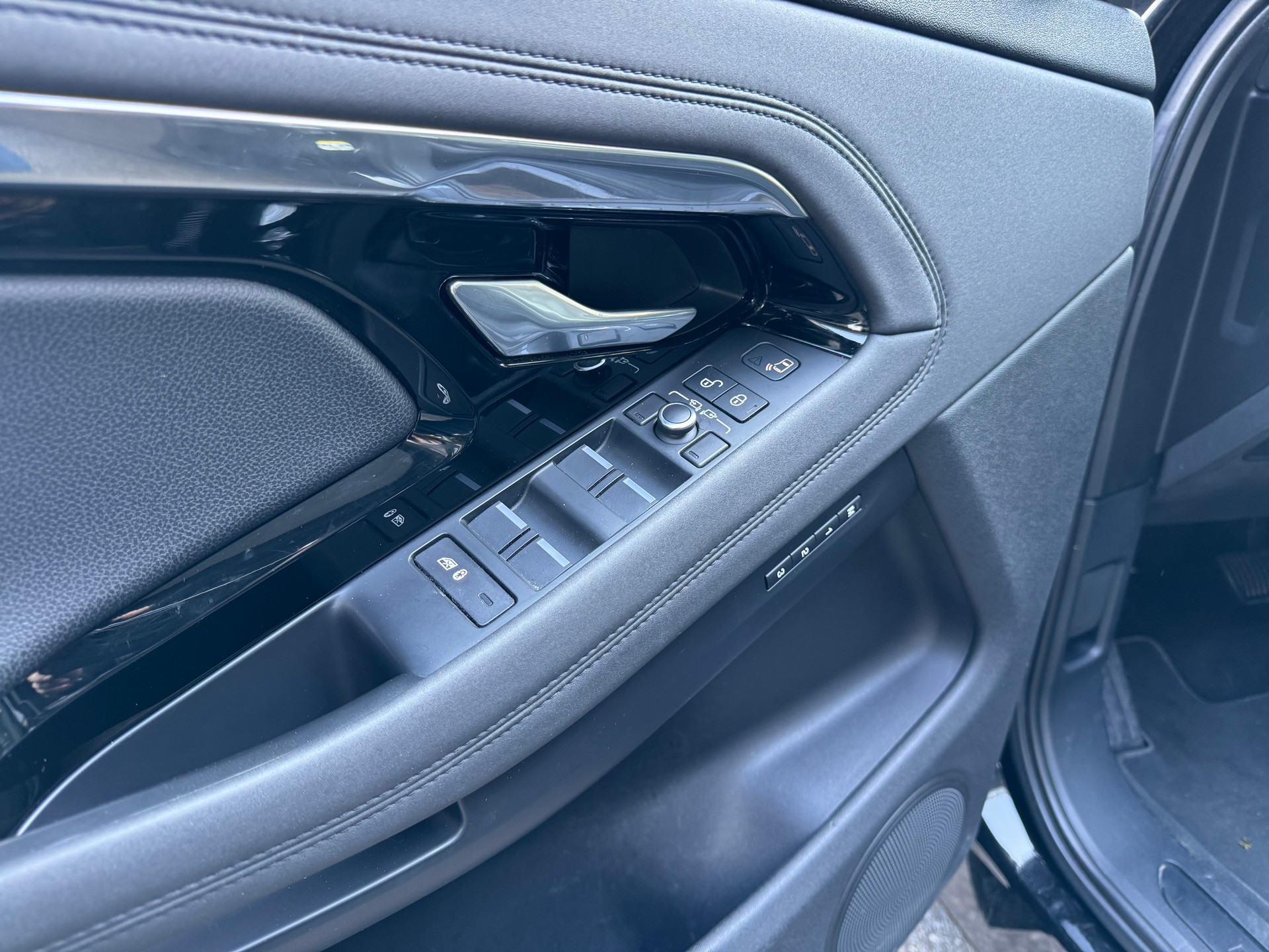 LAND ROVER Range Rover Evoque P 250 SE AT9-image-12