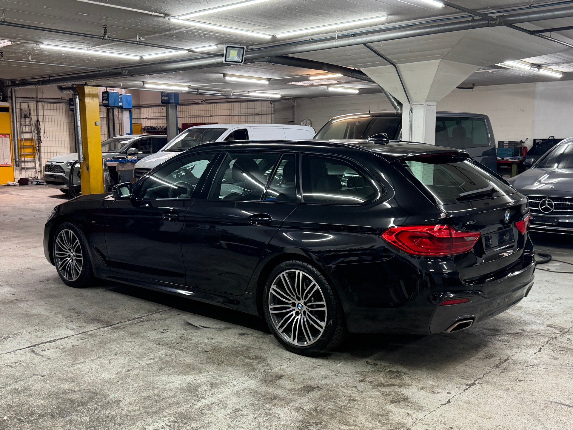 BMW 530d xDrive Touring Pure M Sport Edition Steptr.-image-2
