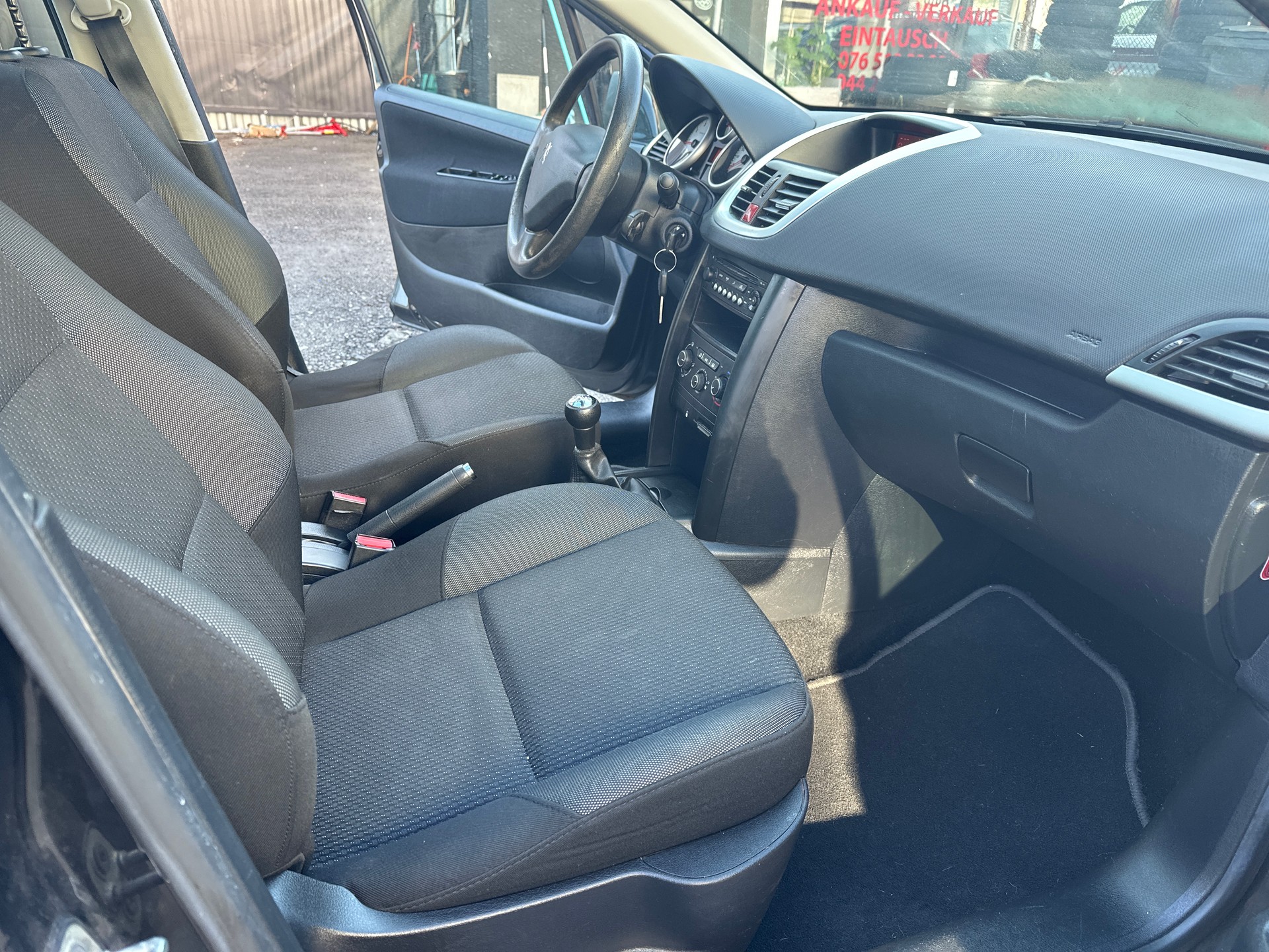 PEUGEOT 207 SW 1.4 16V Sport-image-12